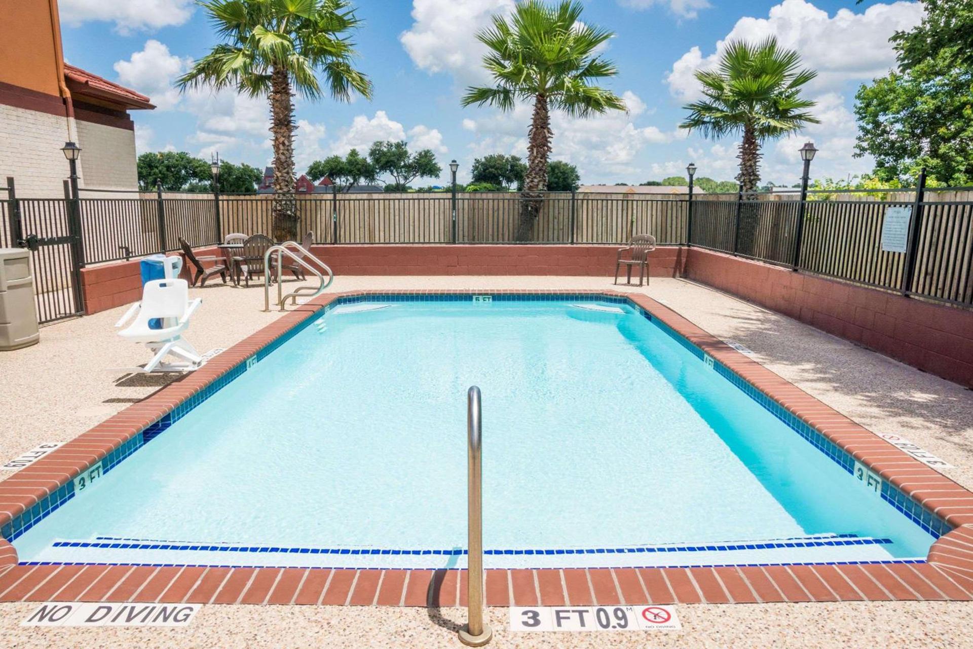 Super 8 by Wyndham Brookshire TX photo 4