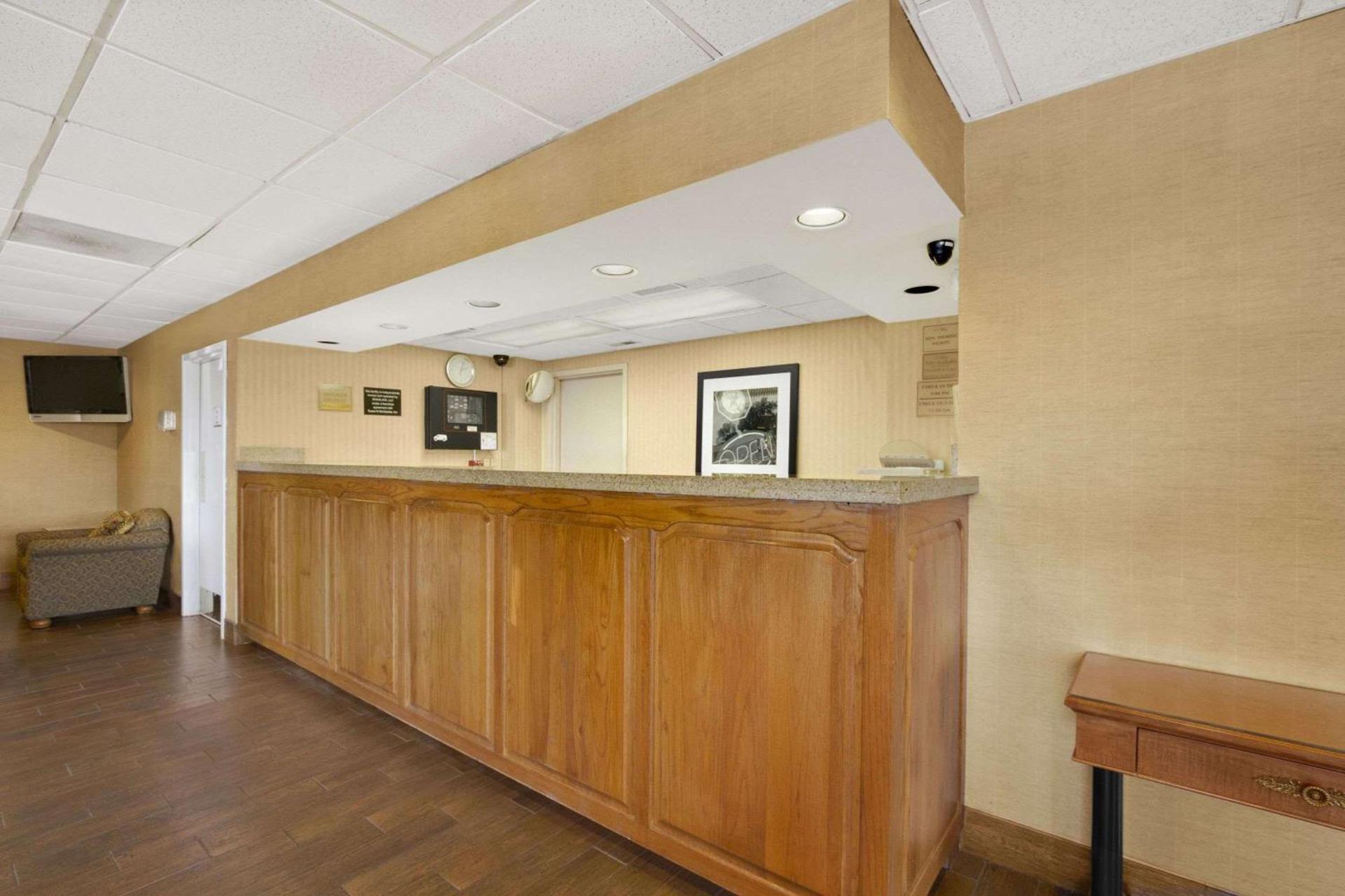 Super 8 by Wyndham Oxford photo 3