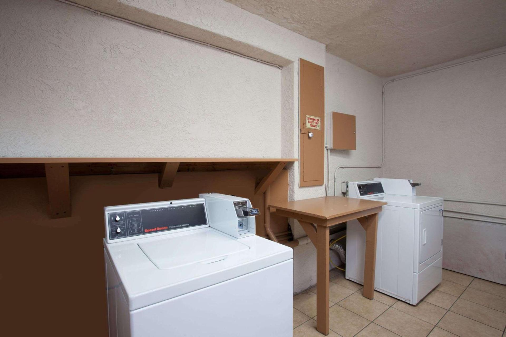 Express Inn & Suites Ontario Airport photo 8