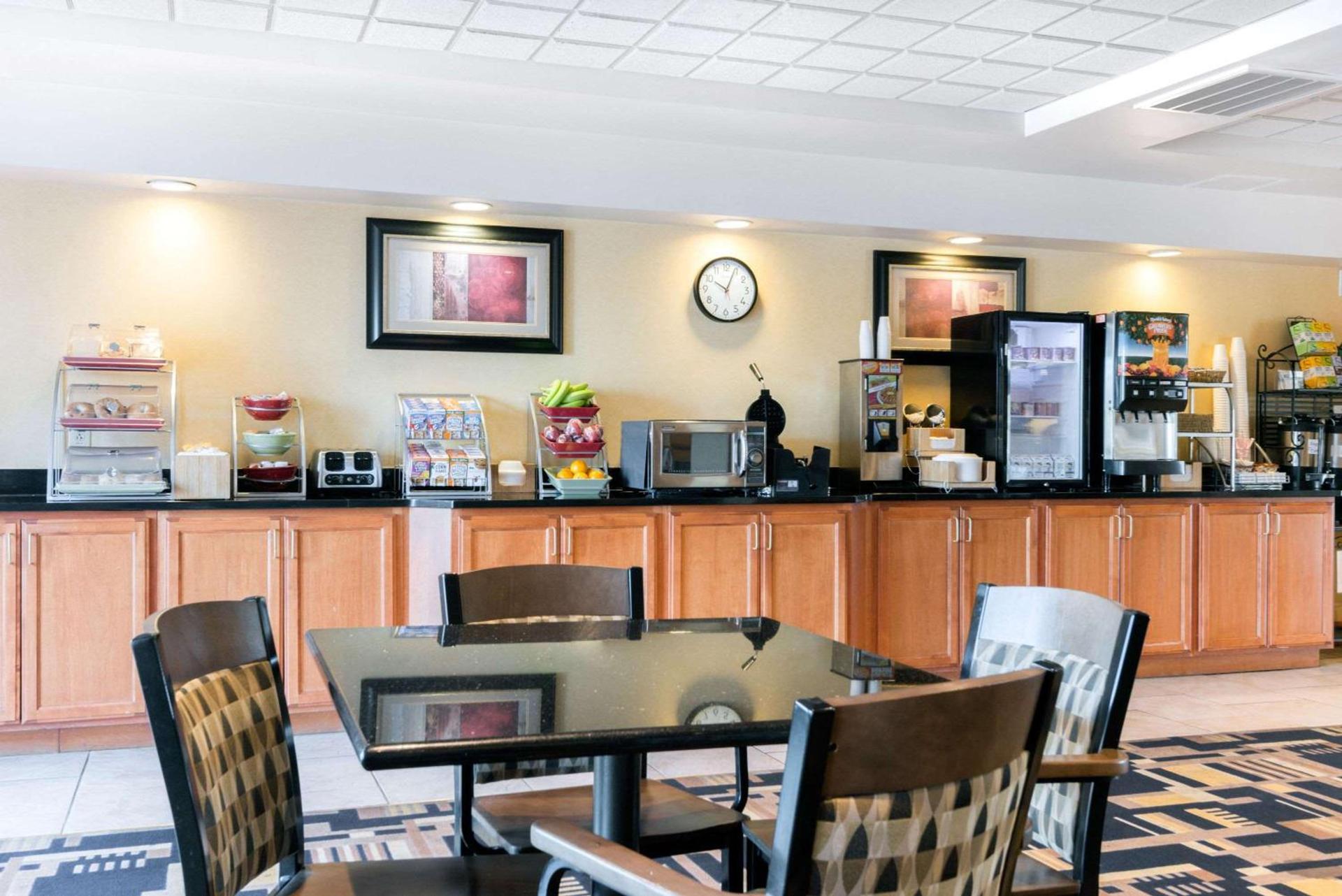 Wingate by Wyndham Dayton - Fairborn photo 13