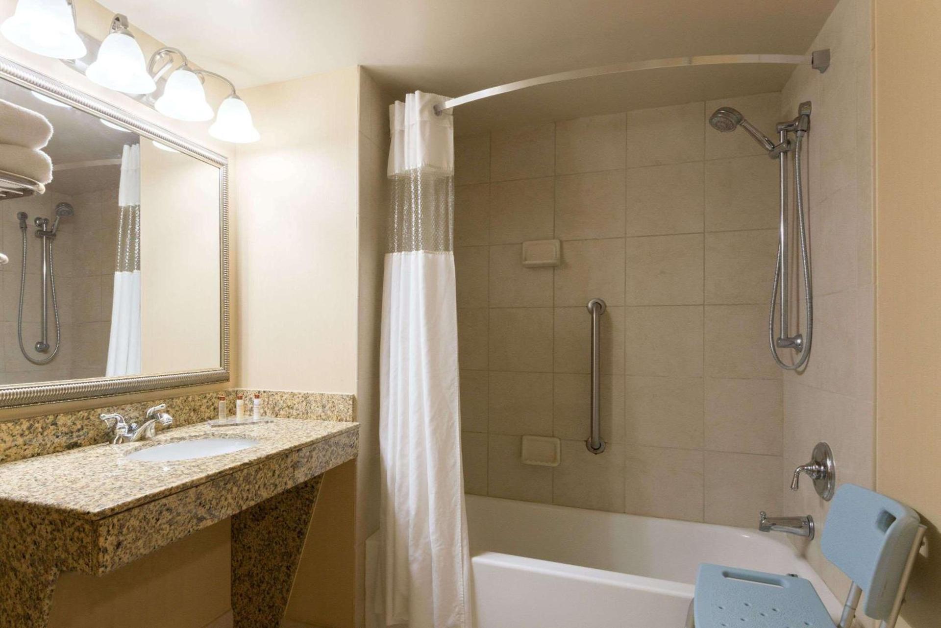 Wingate by Wyndham Dayton - Fairborn photo 10