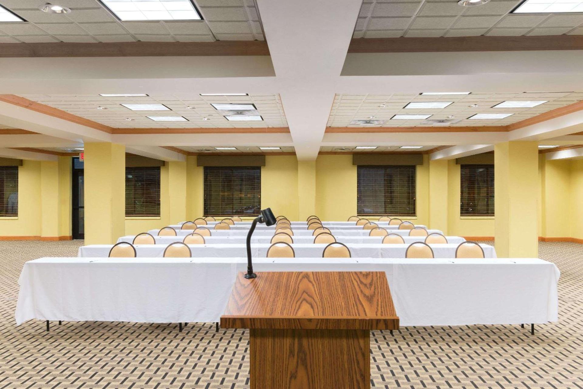 Wingate by Wyndham Dayton - Fairborn photo 12