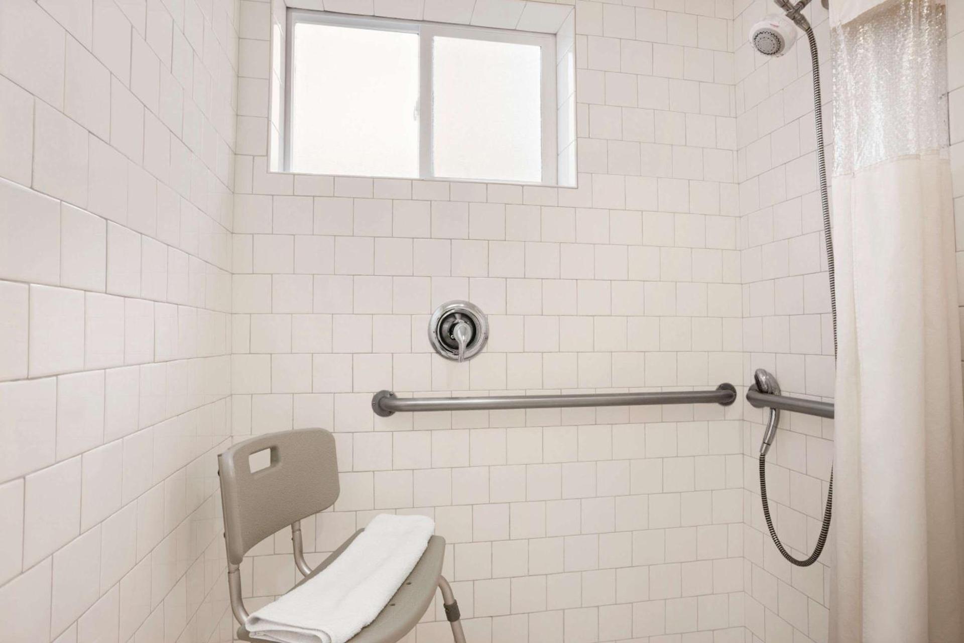 Travelodge by Wyndham Bakersfield photo 12