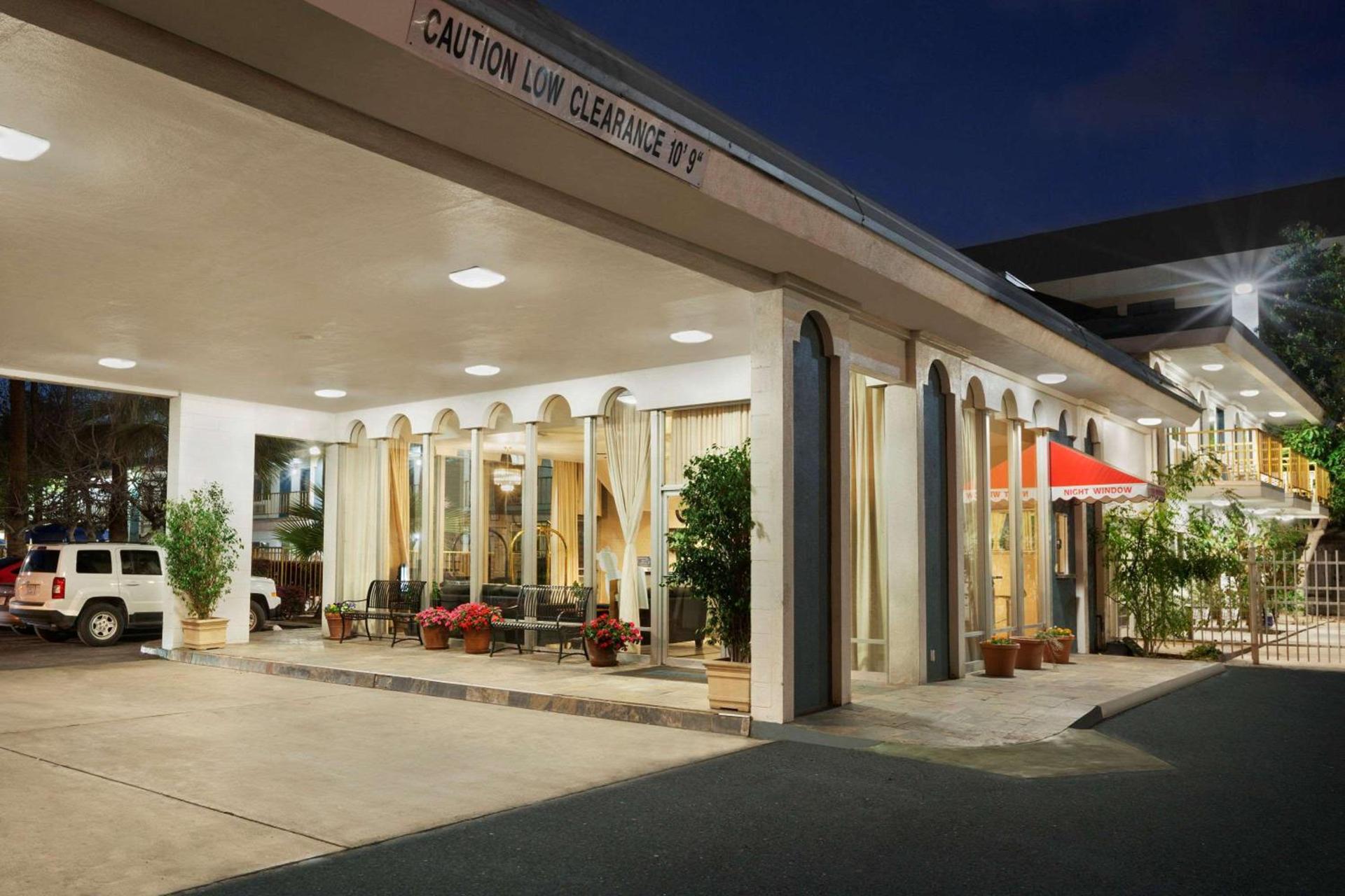 Travelodge by Wyndham Bakersfield photo 1
