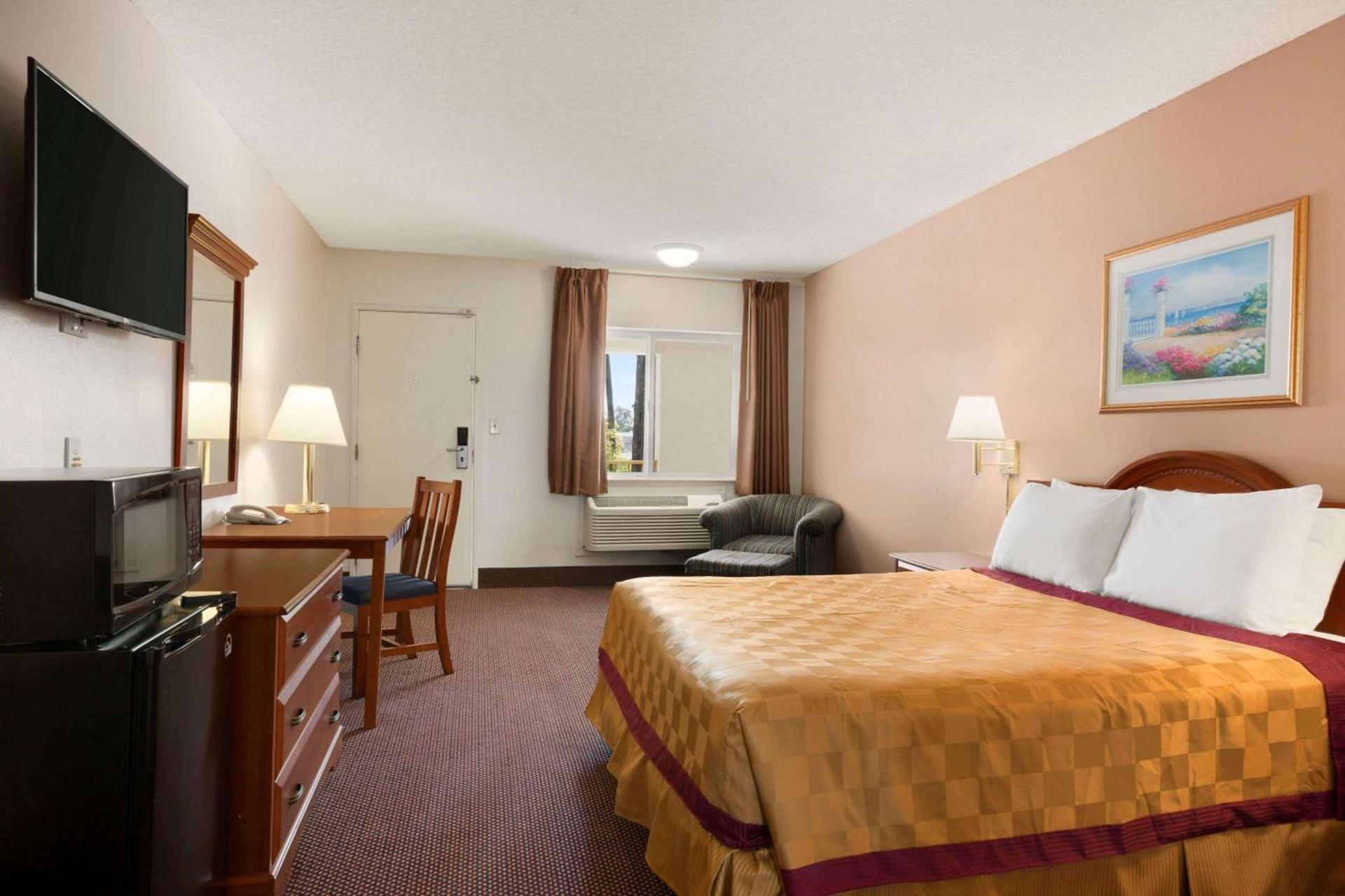 Travelodge by Wyndham Bakersfield photo 27