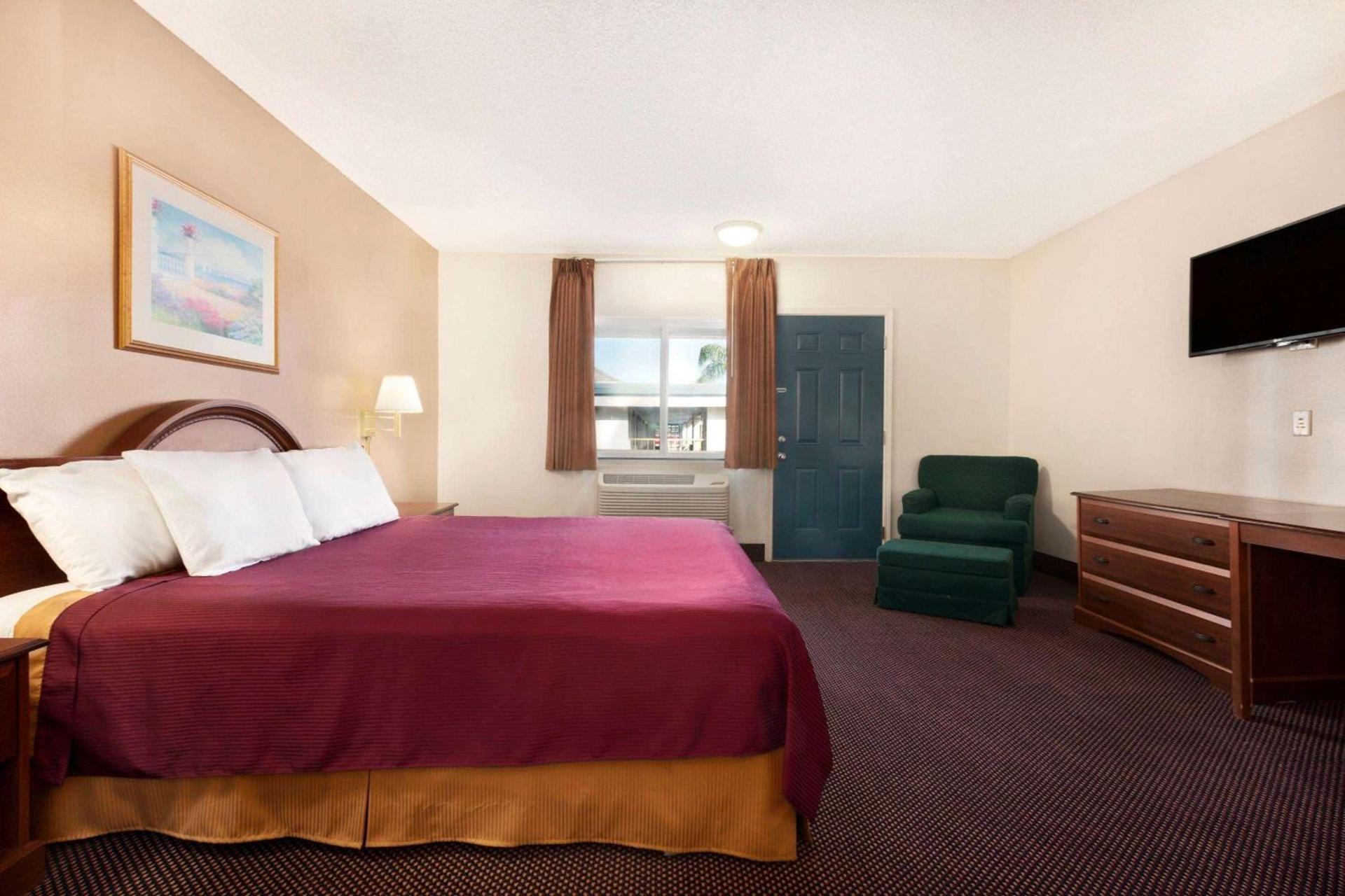 Travelodge by Wyndham Bakersfield photo 15