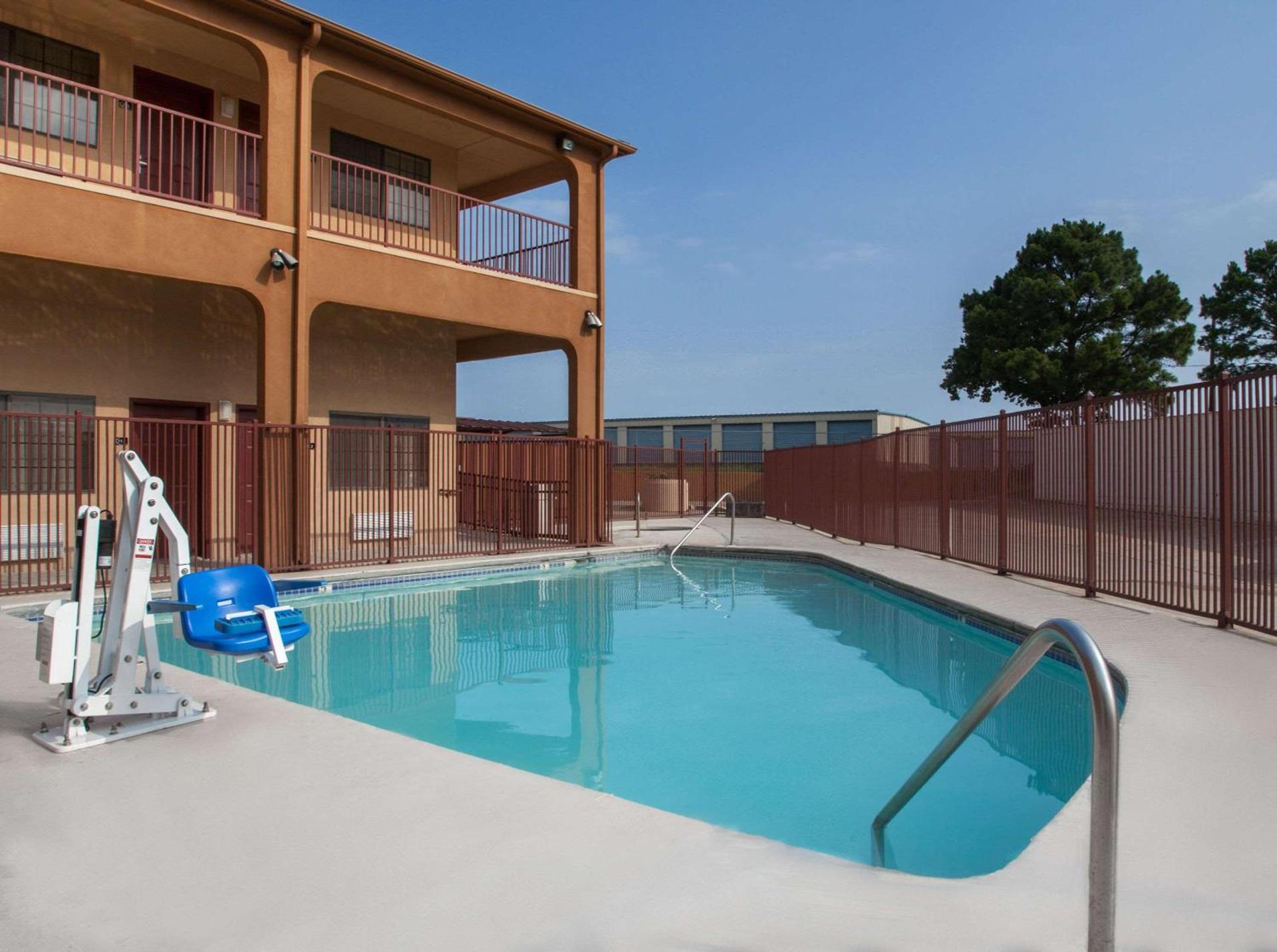 Super 8 by Wyndham Bastrop TX photo 3