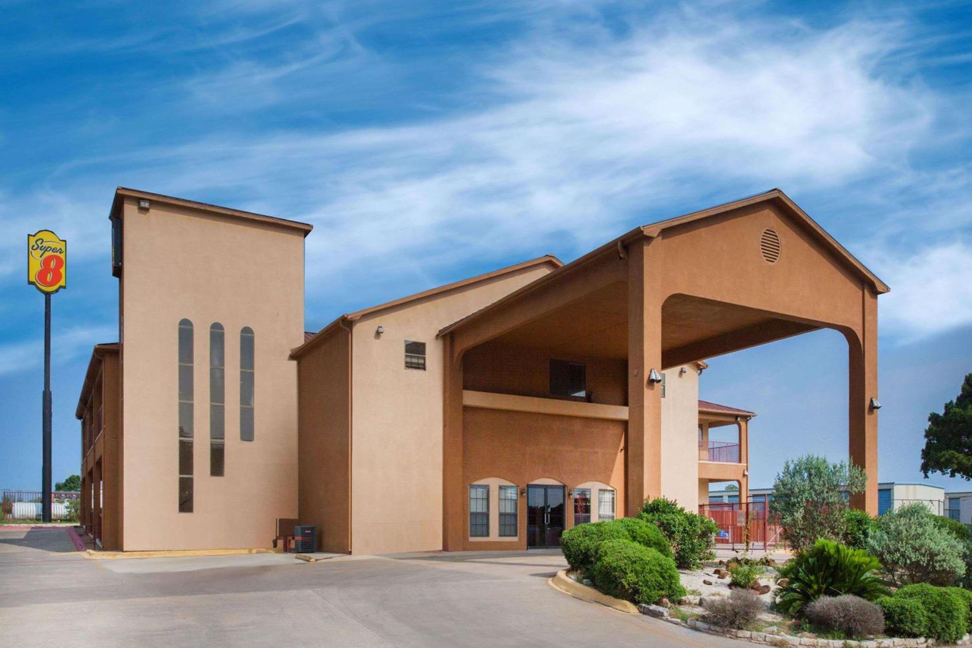 Super 8 by Wyndham Bastrop TX — hotel in Bastrop