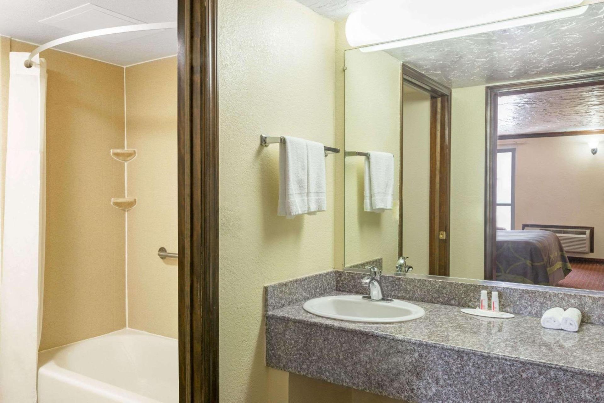 Super 8 by Wyndham Enid photo 11
