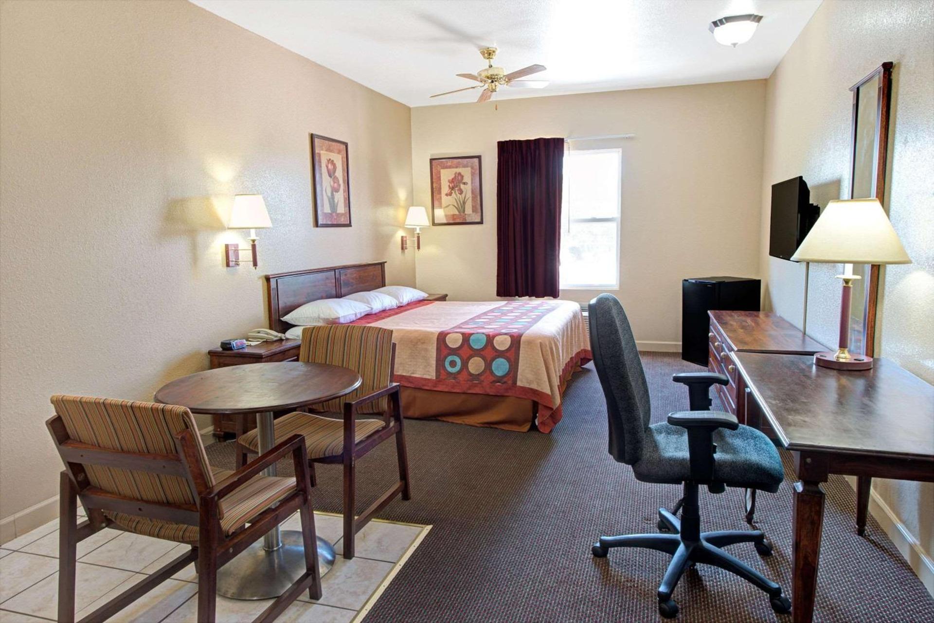 Super 8 by Wyndham St. Louis Airport photo 6
