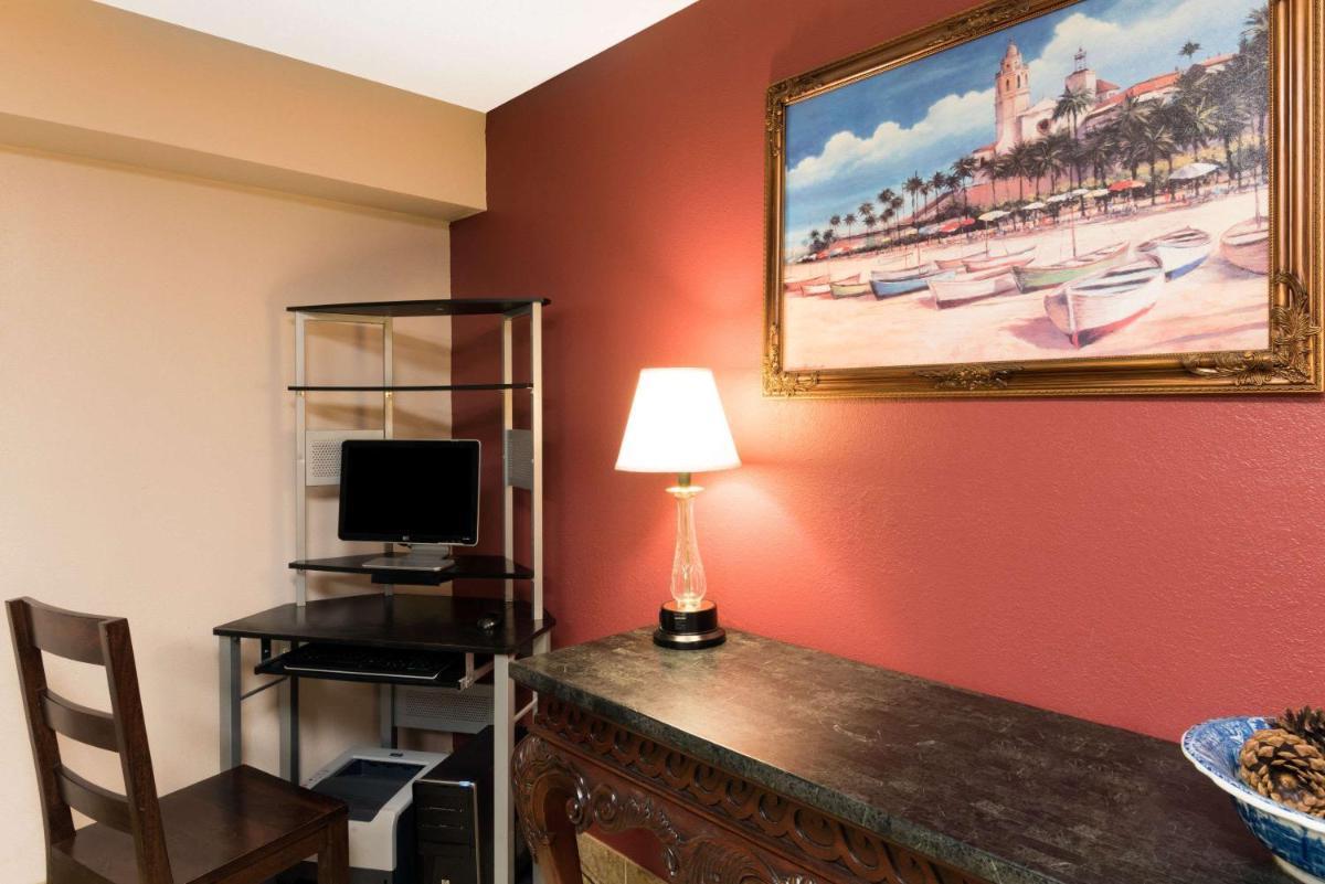 Super 8 by Wyndham Strongsville/Cleveland photo 4