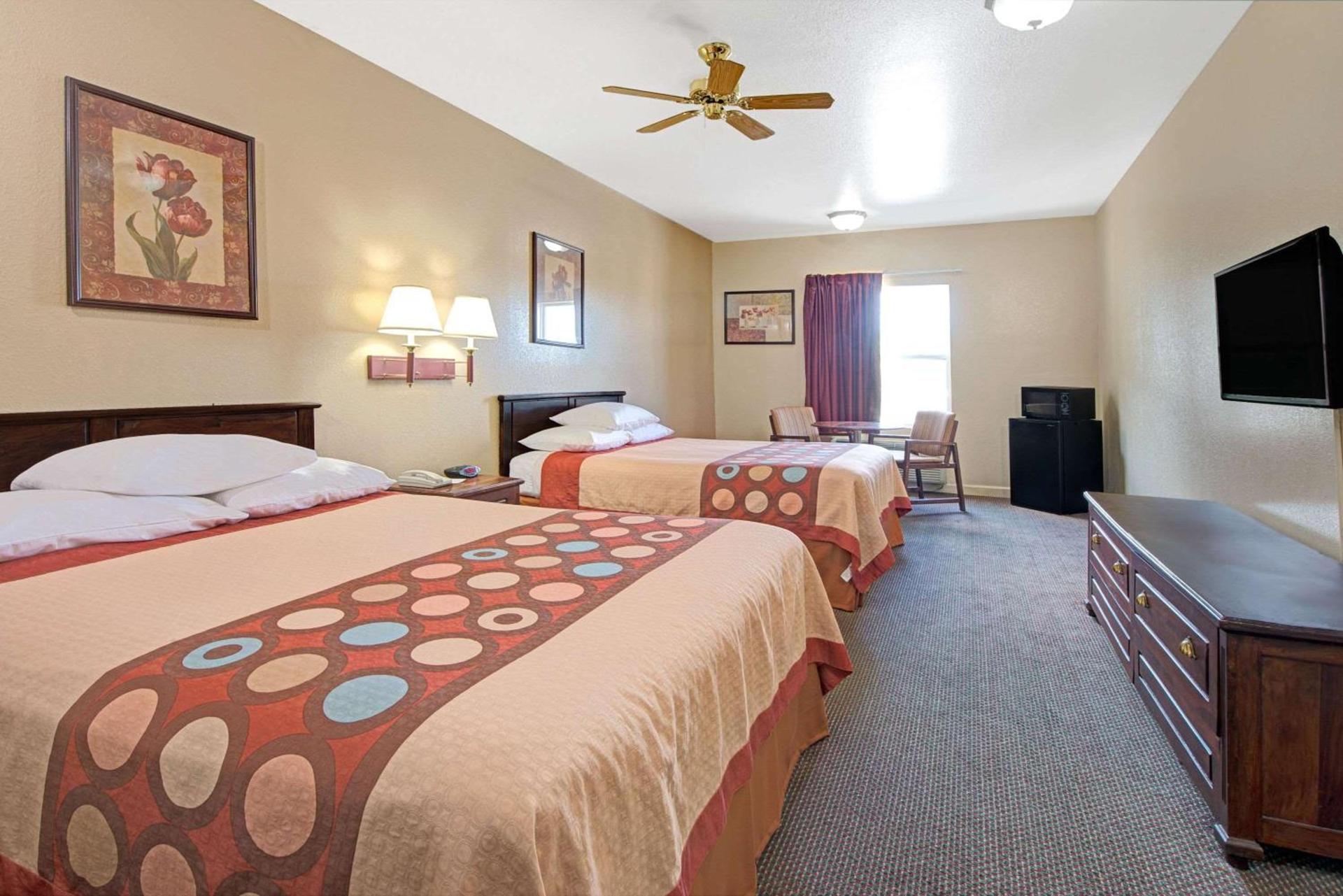 Super 8 by Wyndham St. Louis Airport photo 11