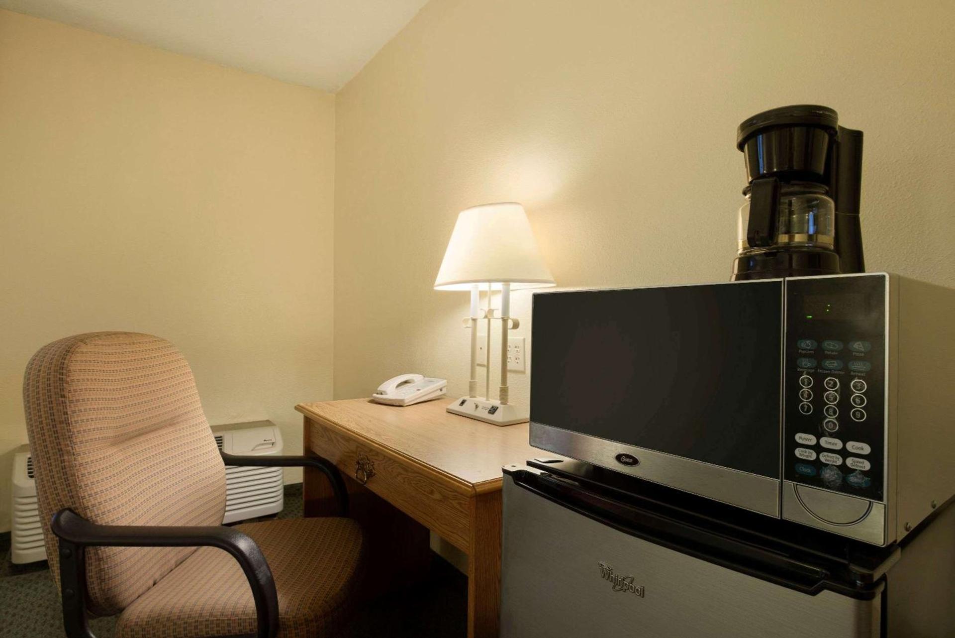 Travelodge by Wyndham Sturgis photo 24