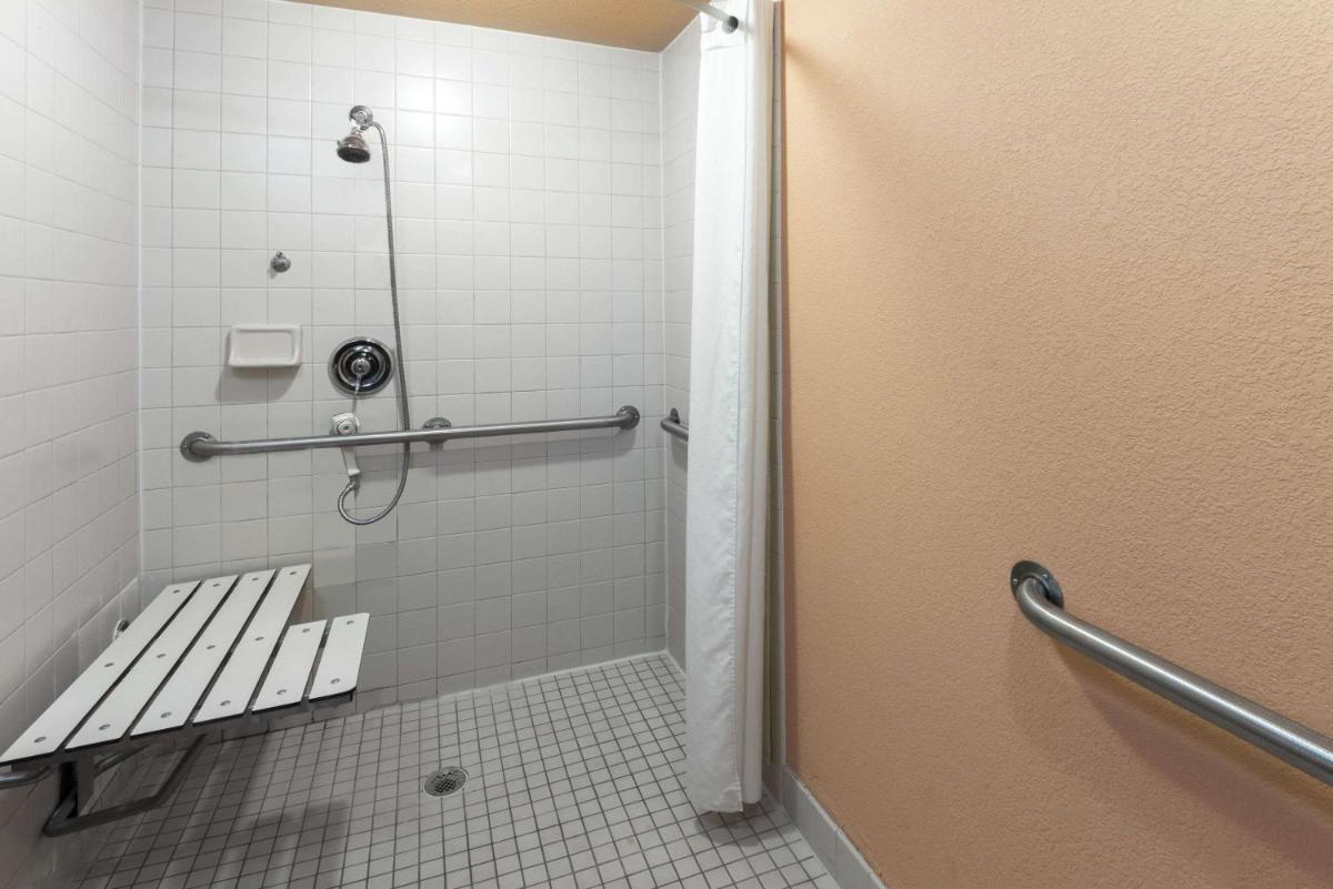 Super 8 by Wyndham Strongsville/Cleveland photo 13