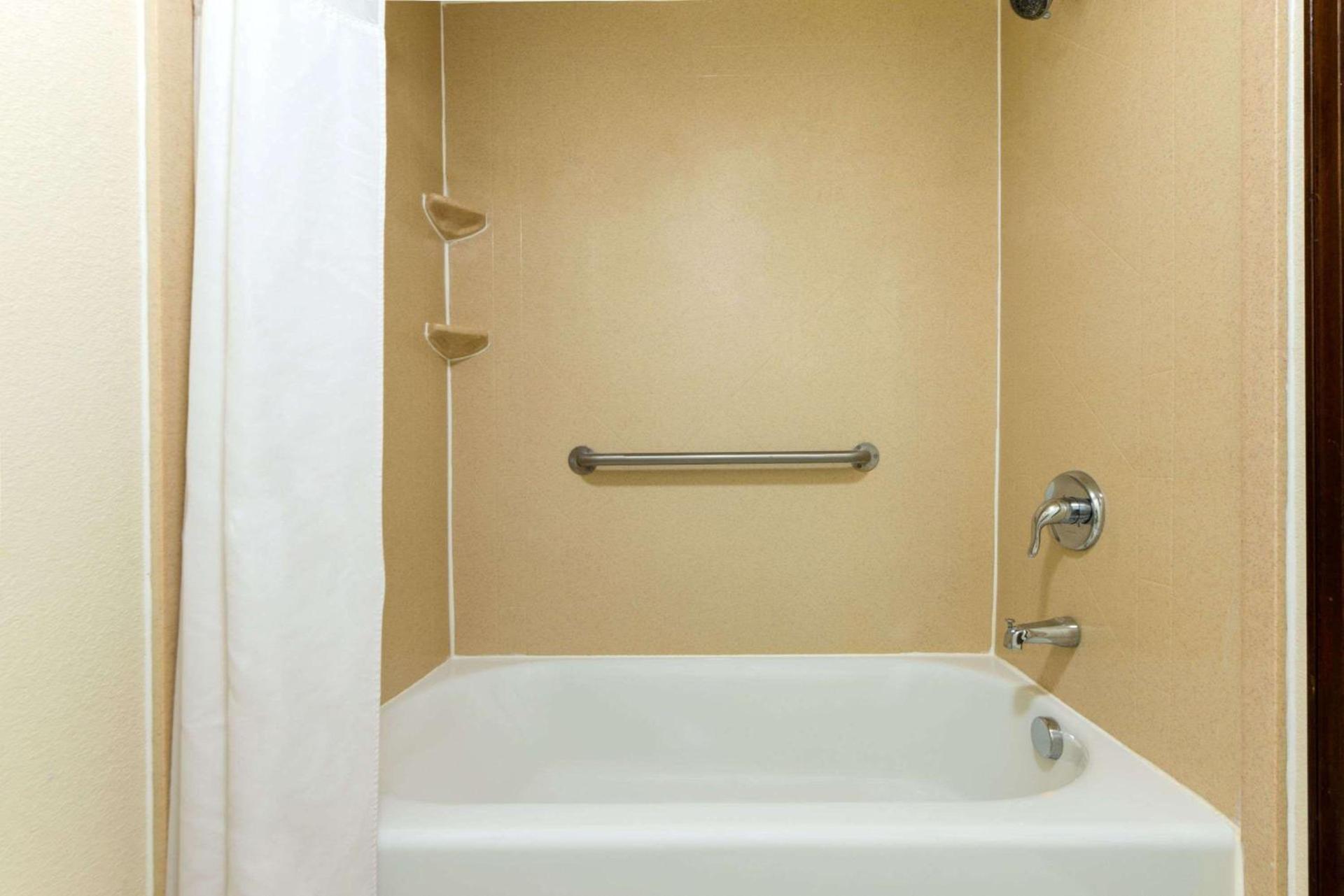 Super 8 by Wyndham Enid photo 13