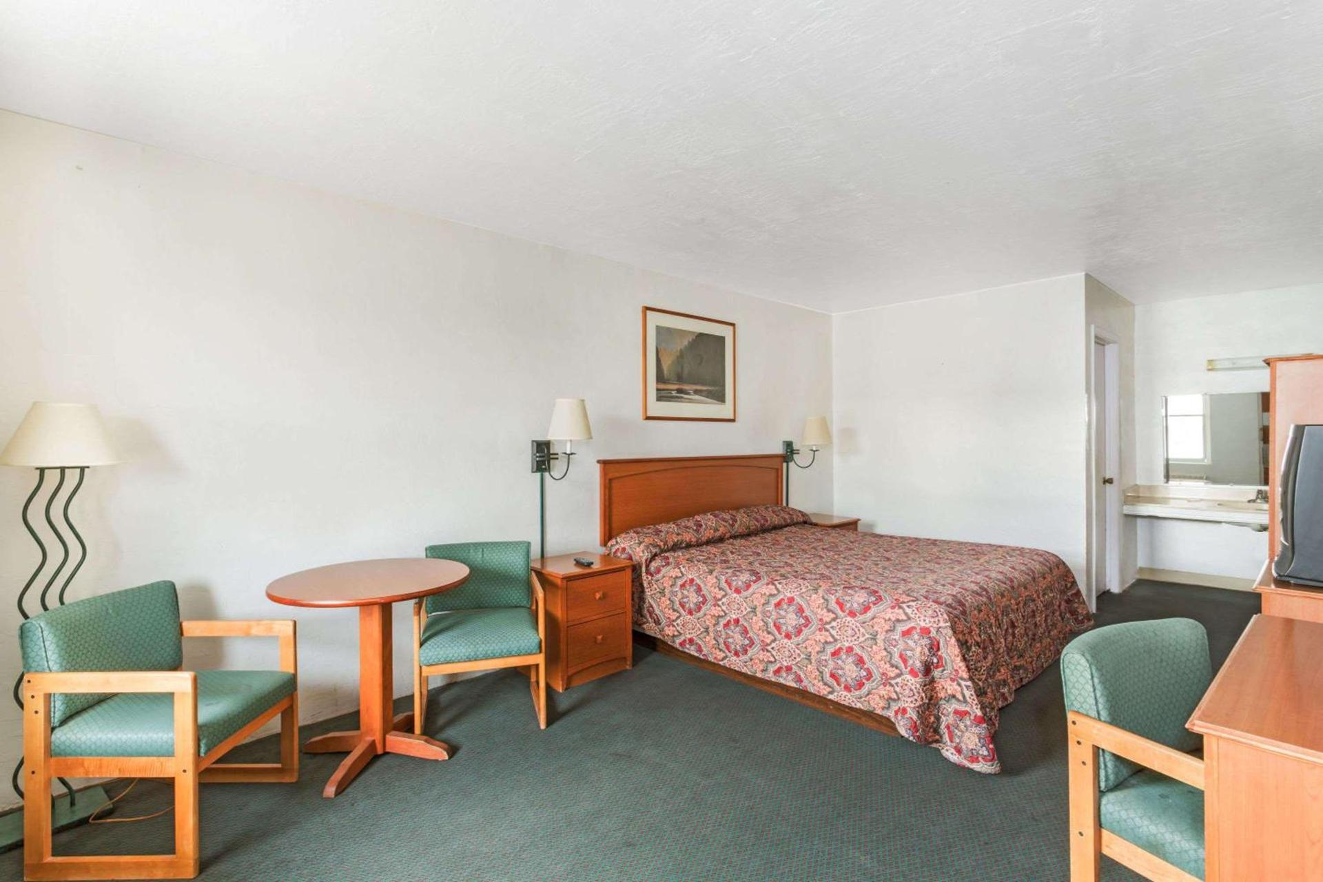 Americas Best Value Inn Wendover photo 17