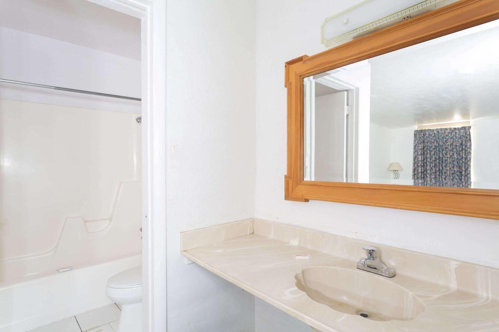 Americas Best Value Inn Wendover photo 18
