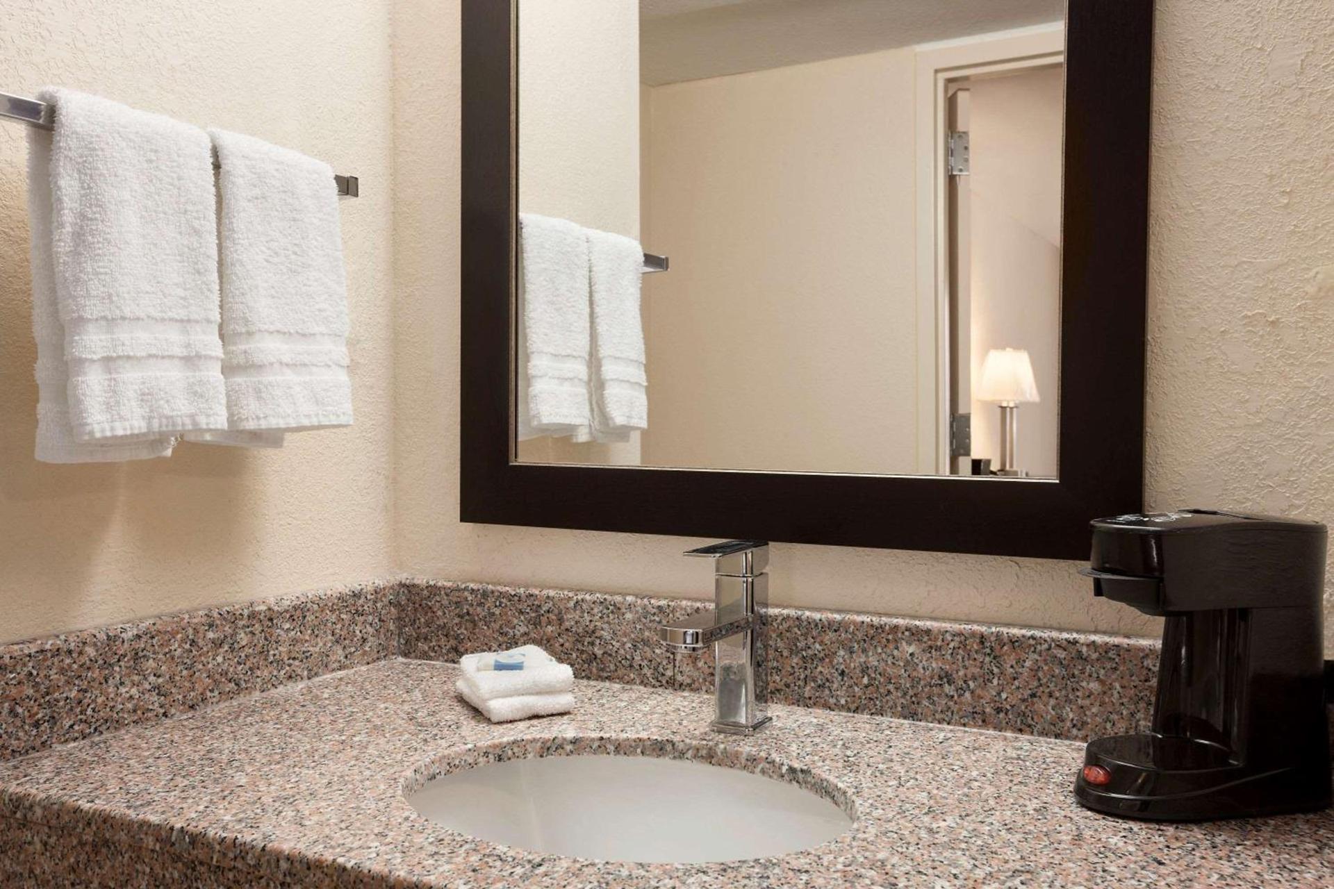 Super 8 by Wyndham Rahway/Newark photo 19