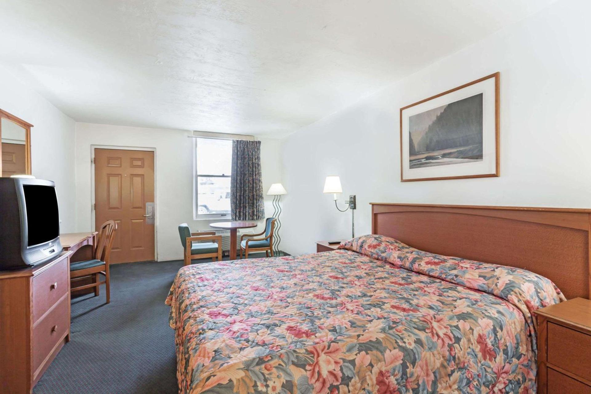 Americas Best Value Inn Wendover photo 23