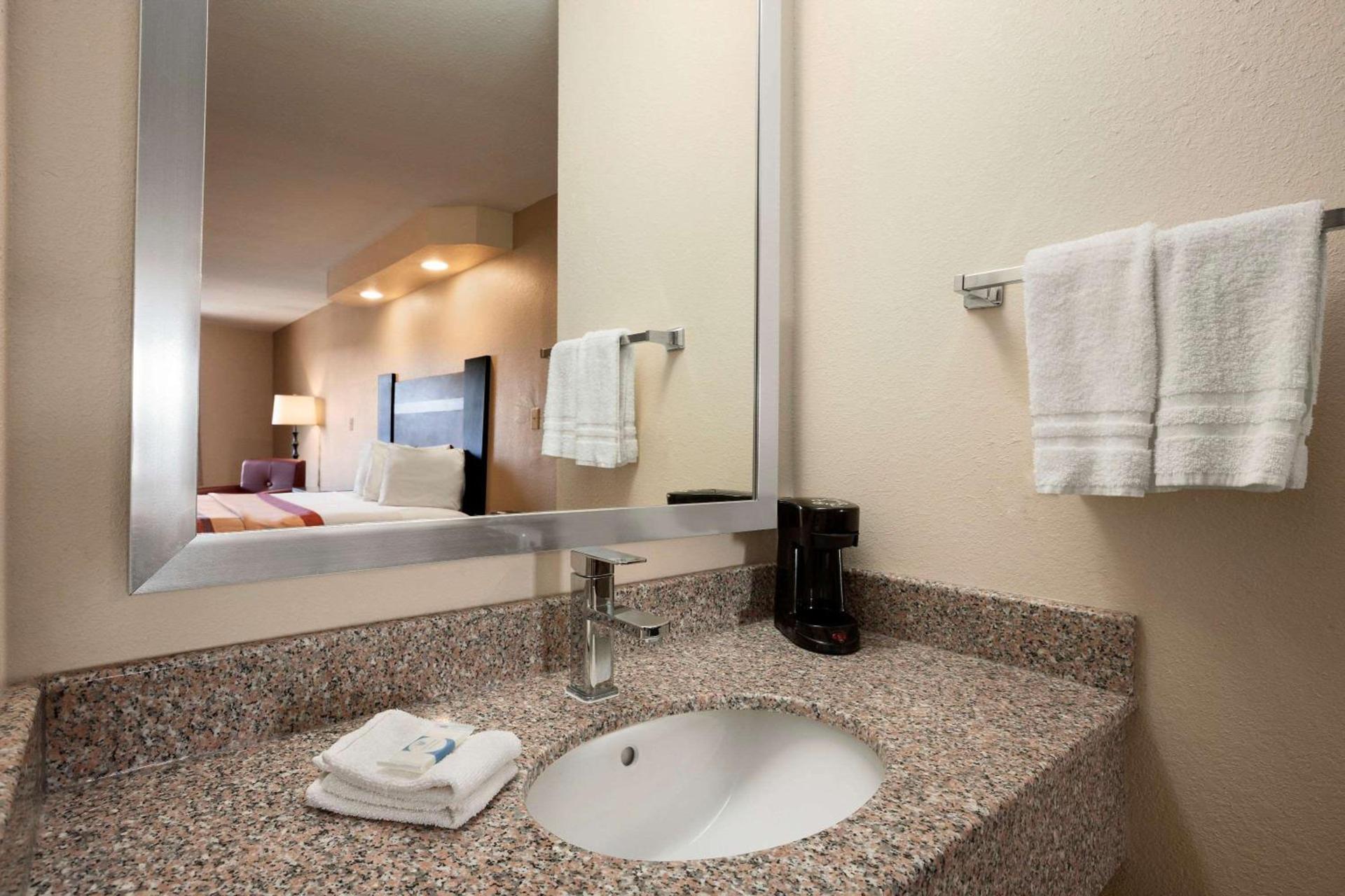 Super 8 by Wyndham Rahway/Newark photo 20