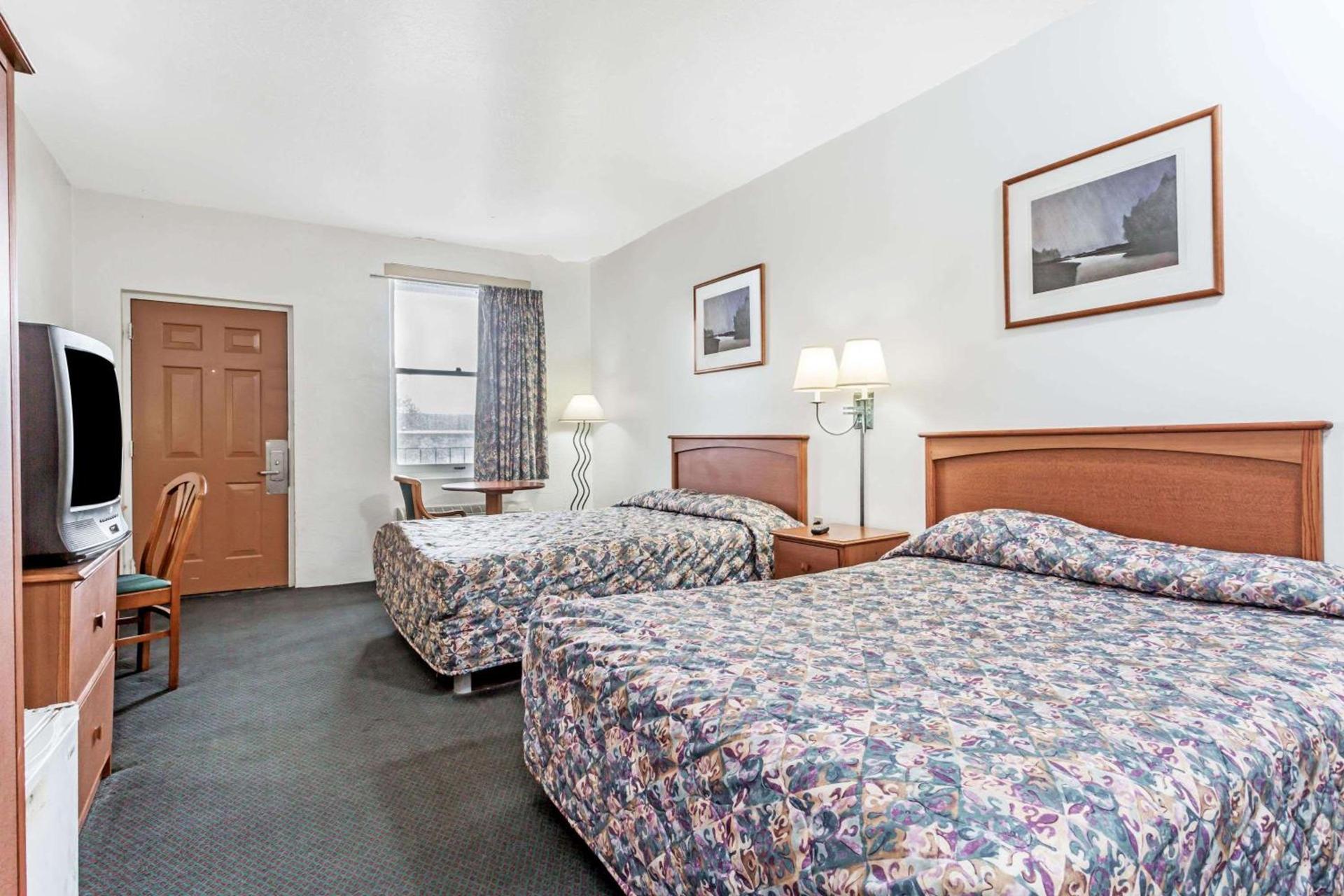 Americas Best Value Inn Wendover photo 25