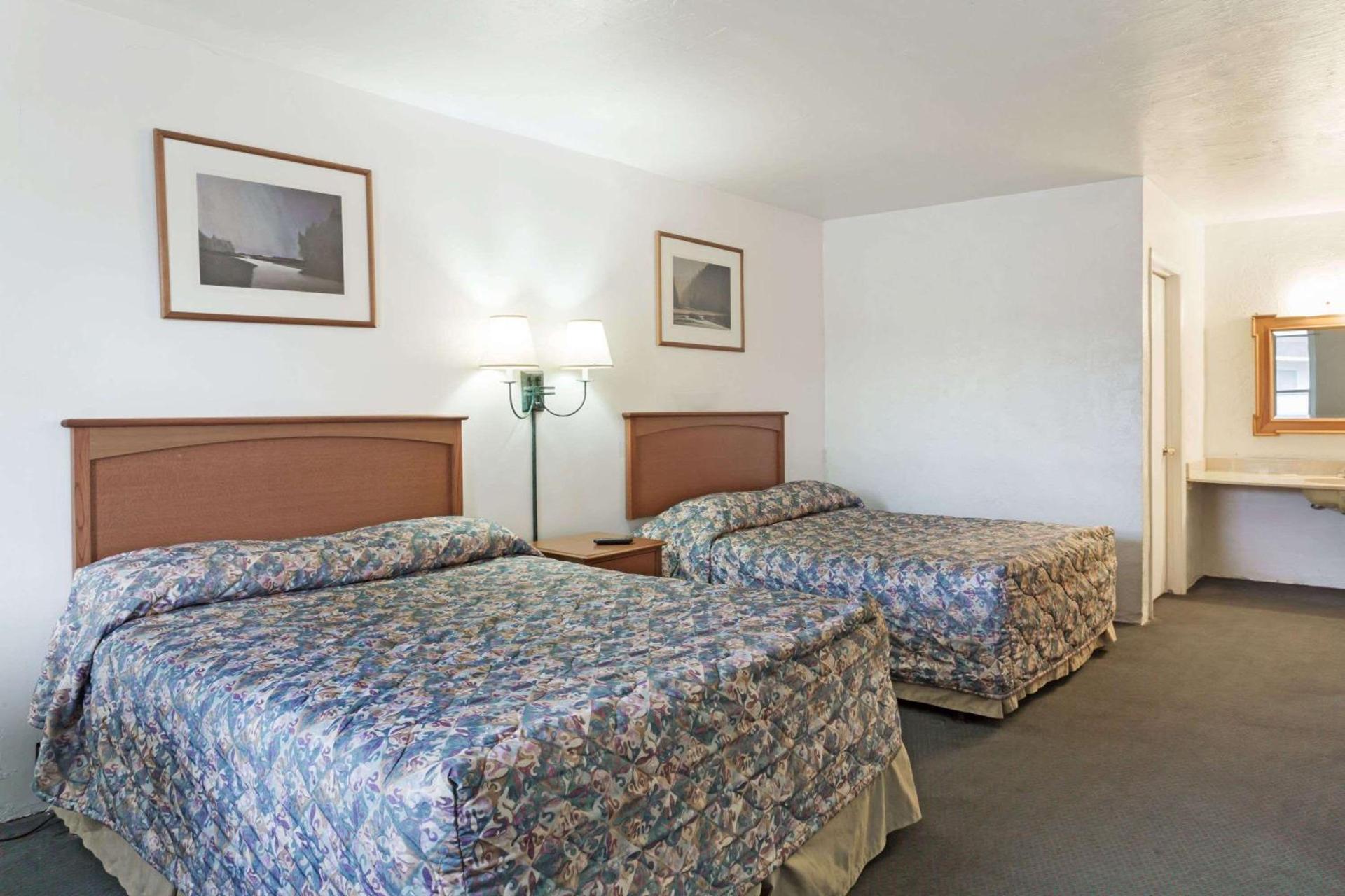 Americas Best Value Inn Wendover photo 28