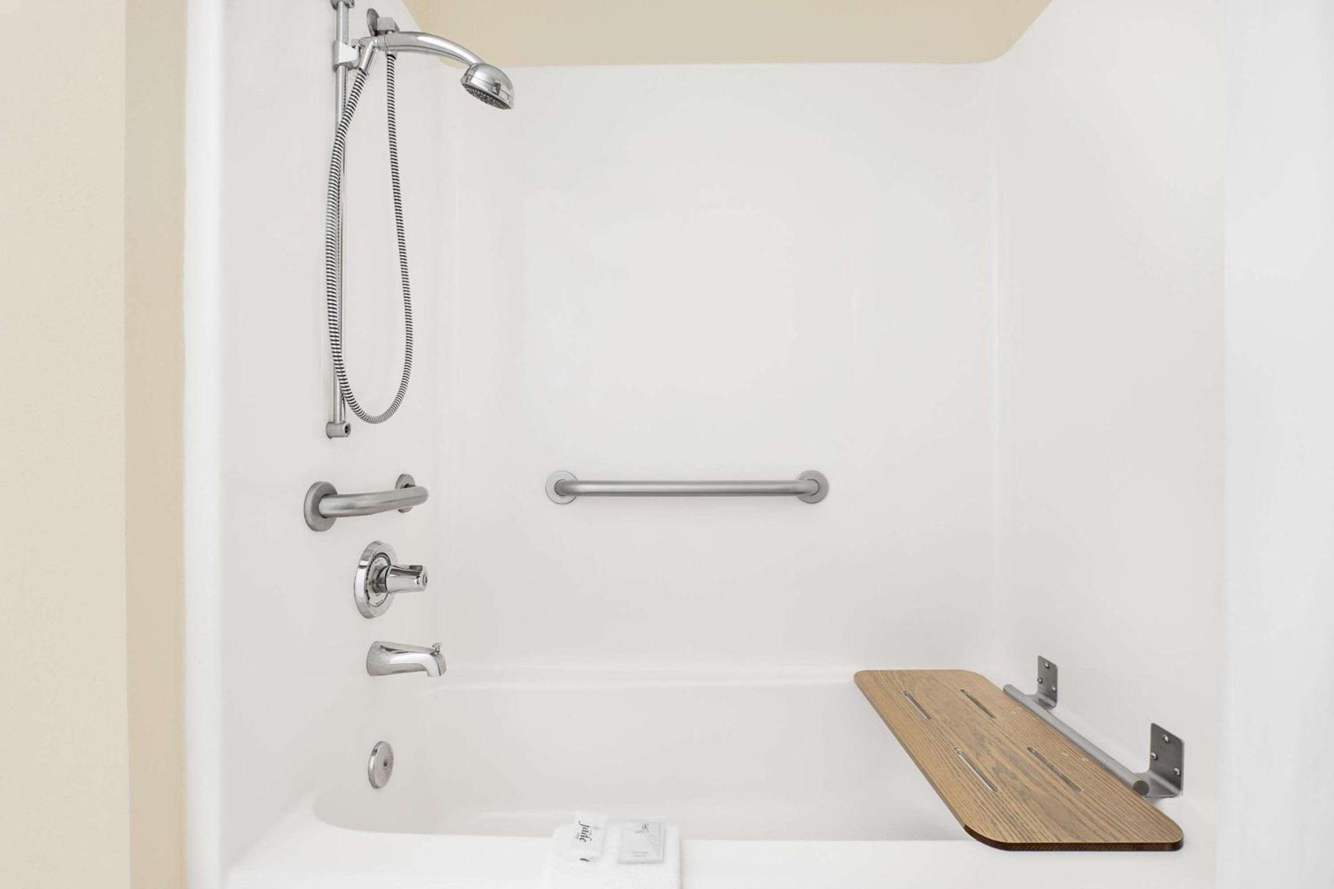 Microtel Inn & Suites by Wyndham Franklin photo 2