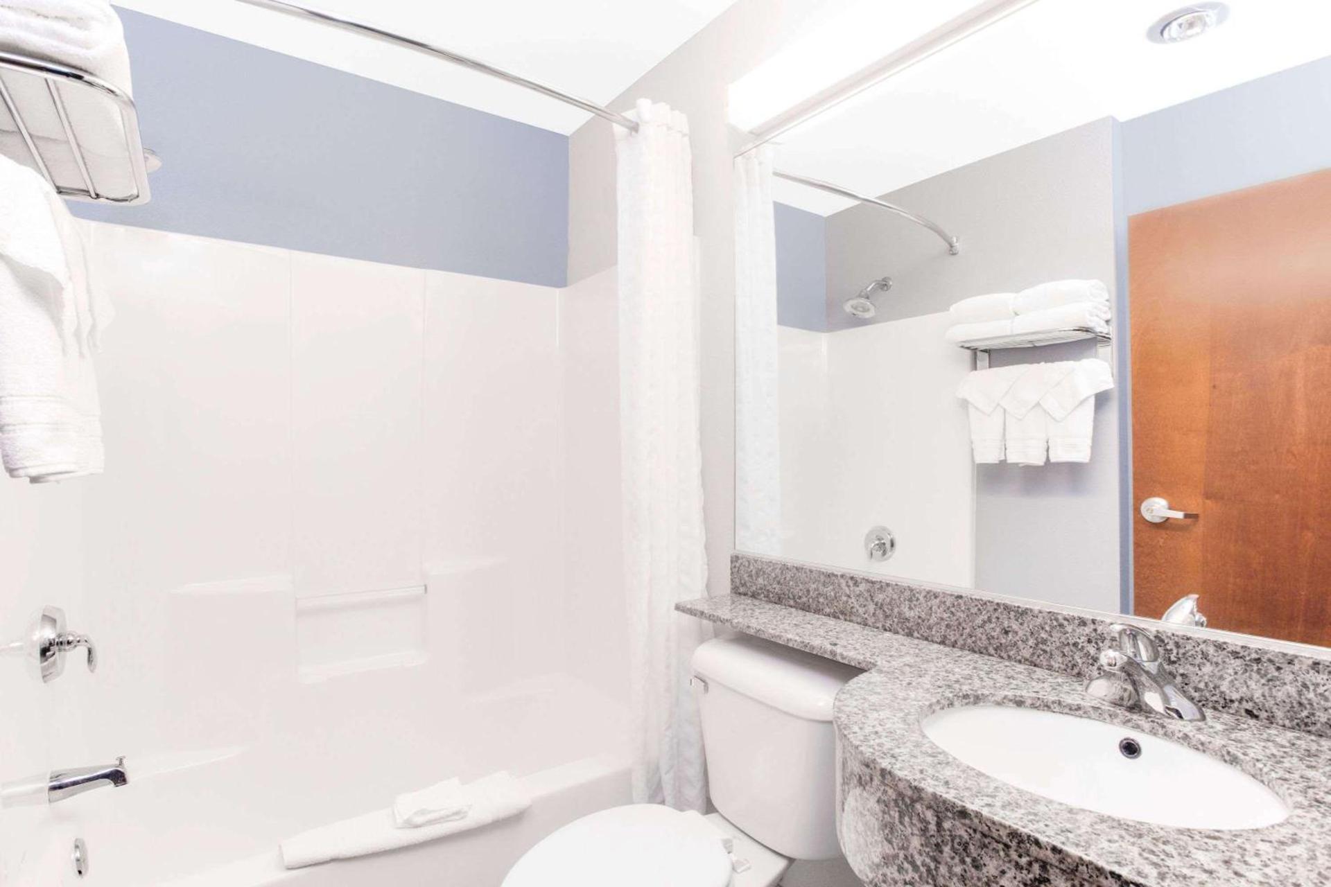 Microtel Inn & Suites Bath photo 7