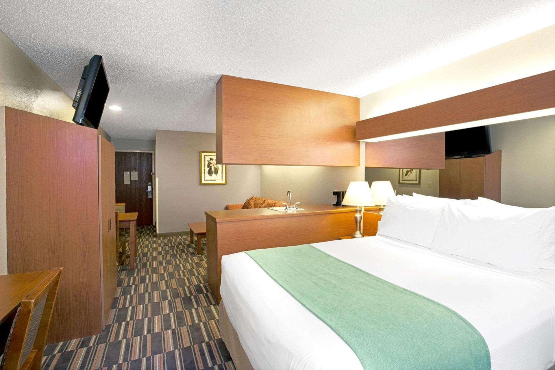 Microtel Inn & Suites by Wyndham Cherokee photo 5