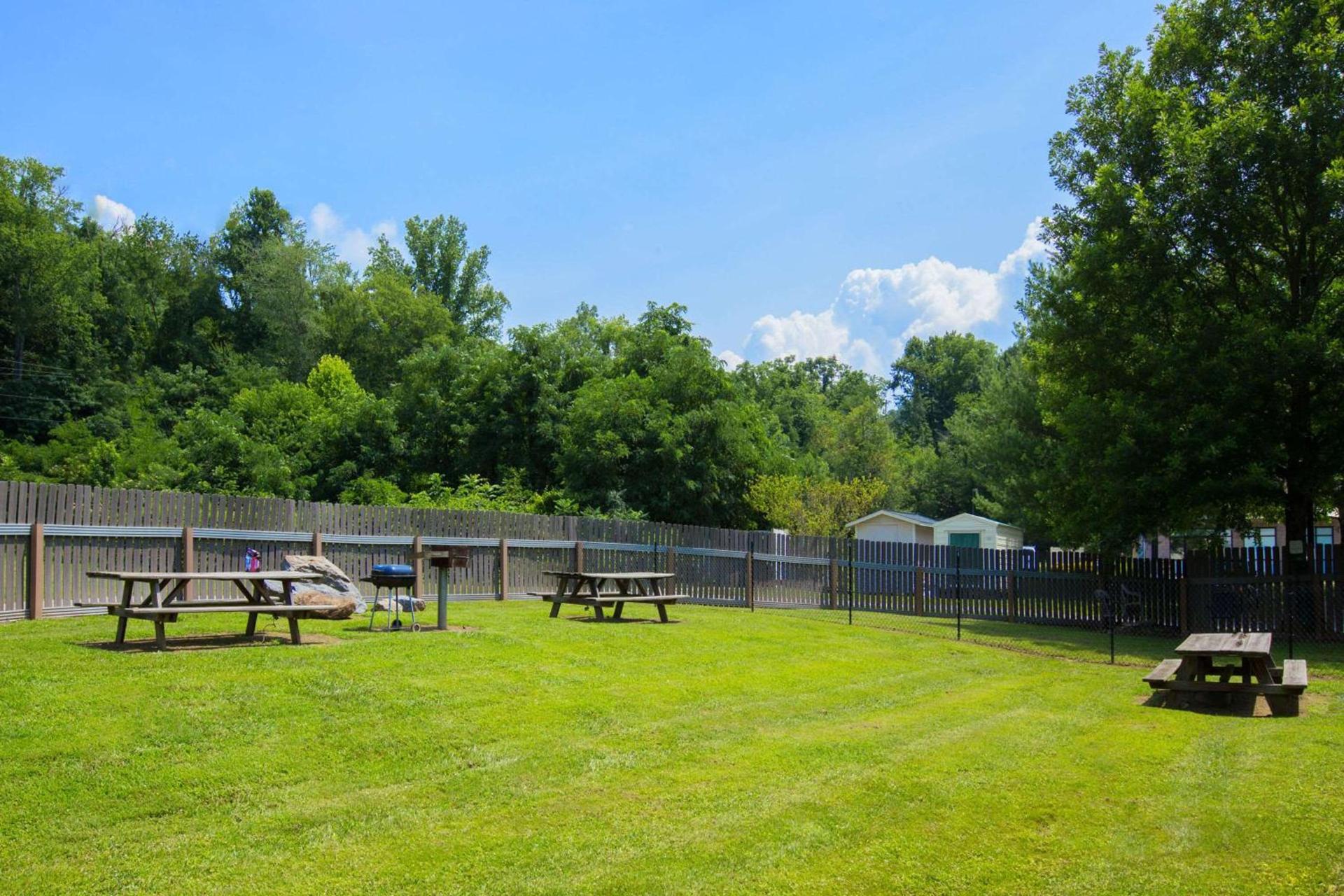 Microtel Inn & Suites by Wyndham Cherokee photo 4