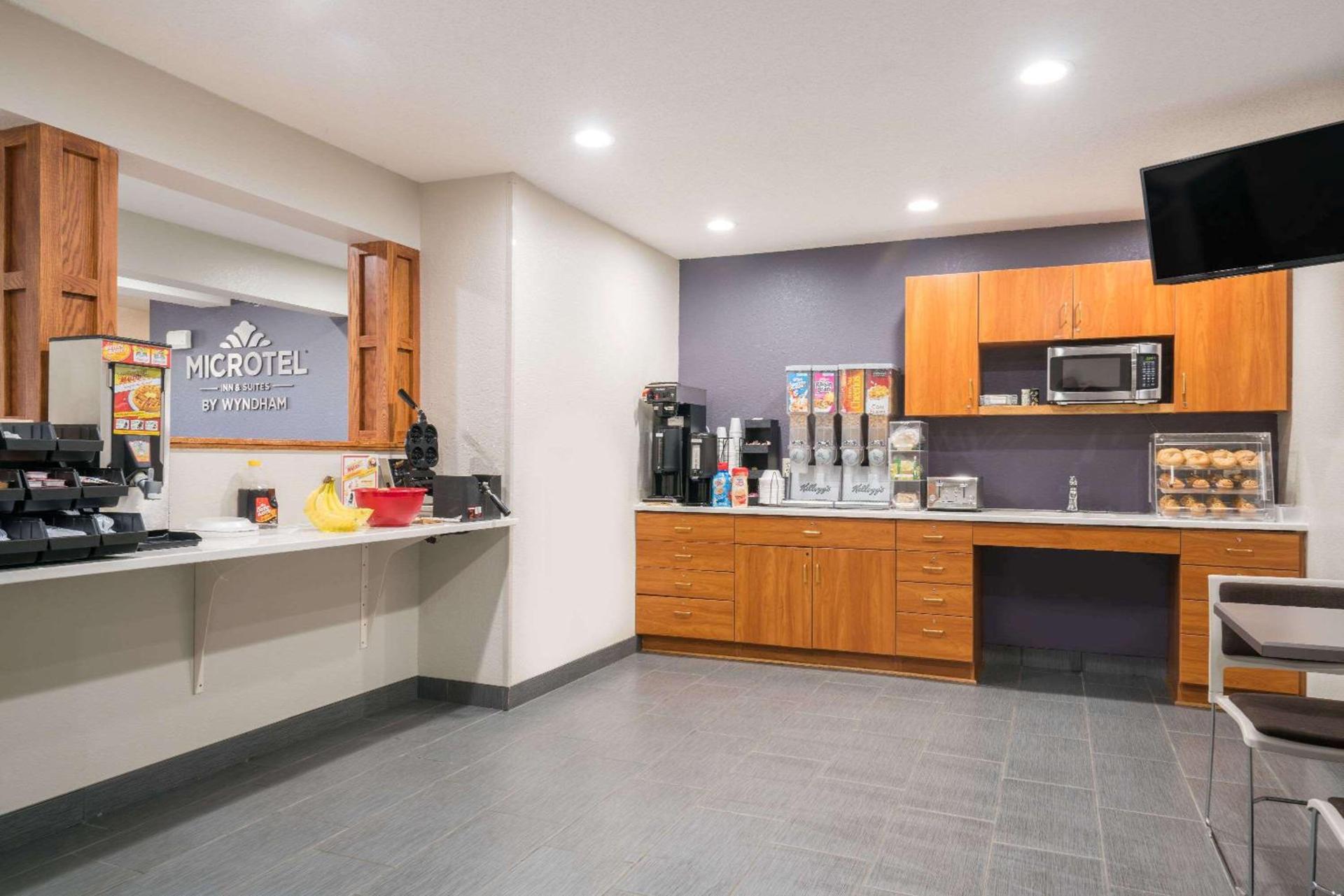 Microtel Inn & Suites by Wyndham Springfield photo 20