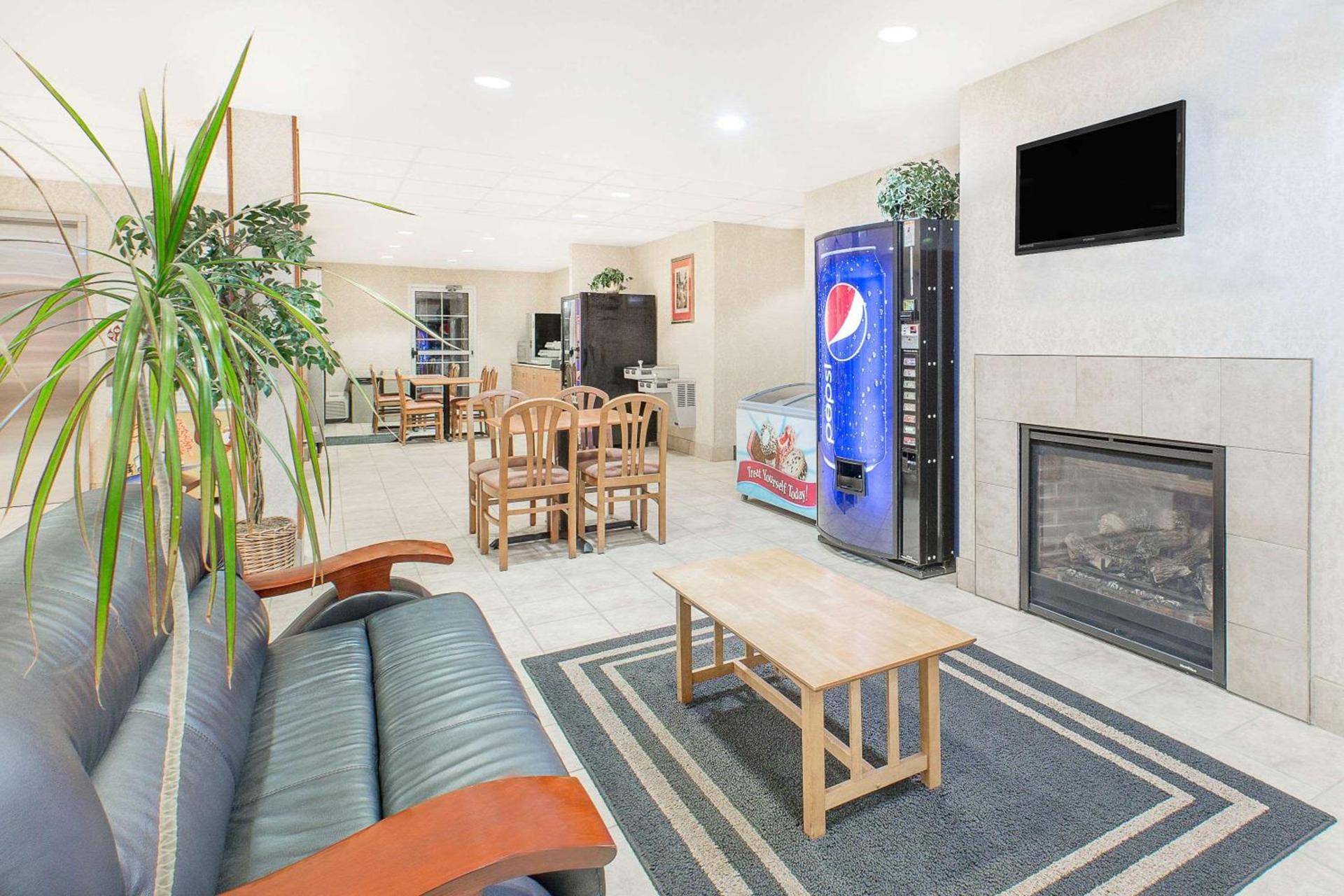 Microtel Inn & Suites by Wyndham Colfax photo 30