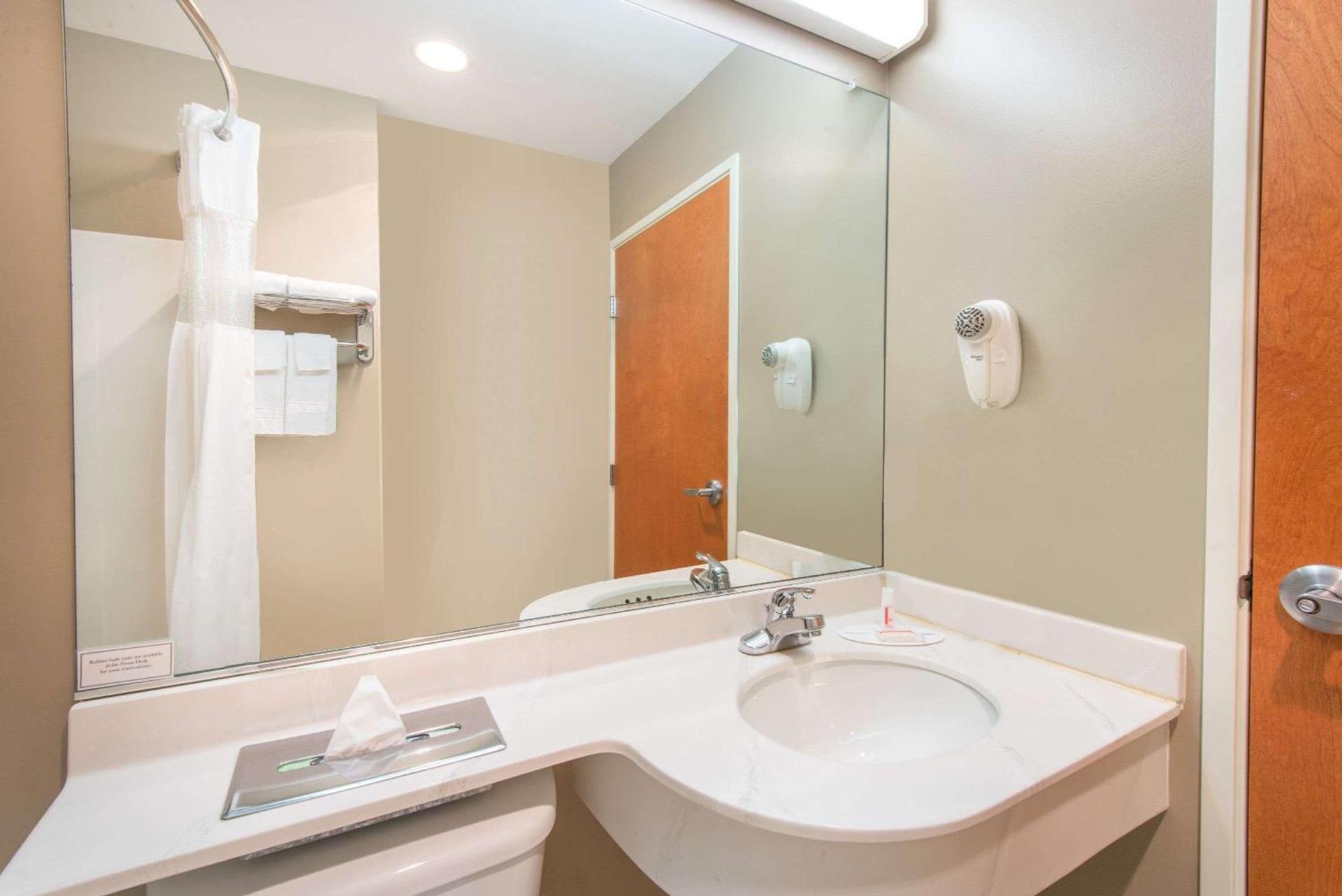 Microtel Inn & Suites by Wyndham Hazelton/Bruceton Mills photo 21