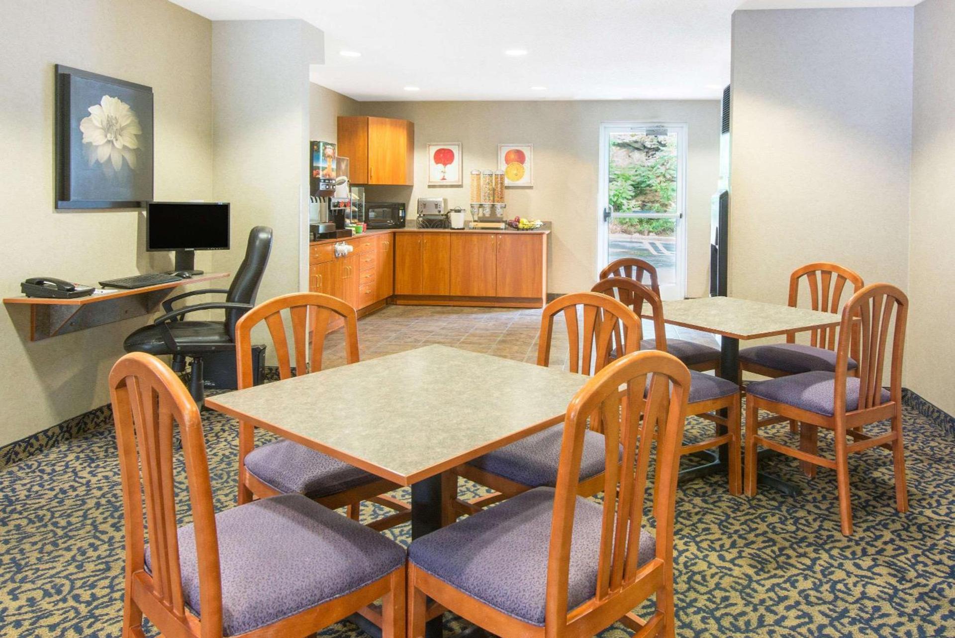 Microtel Inn & Suites by Wyndham Hazelton/Bruceton Mills photo 24