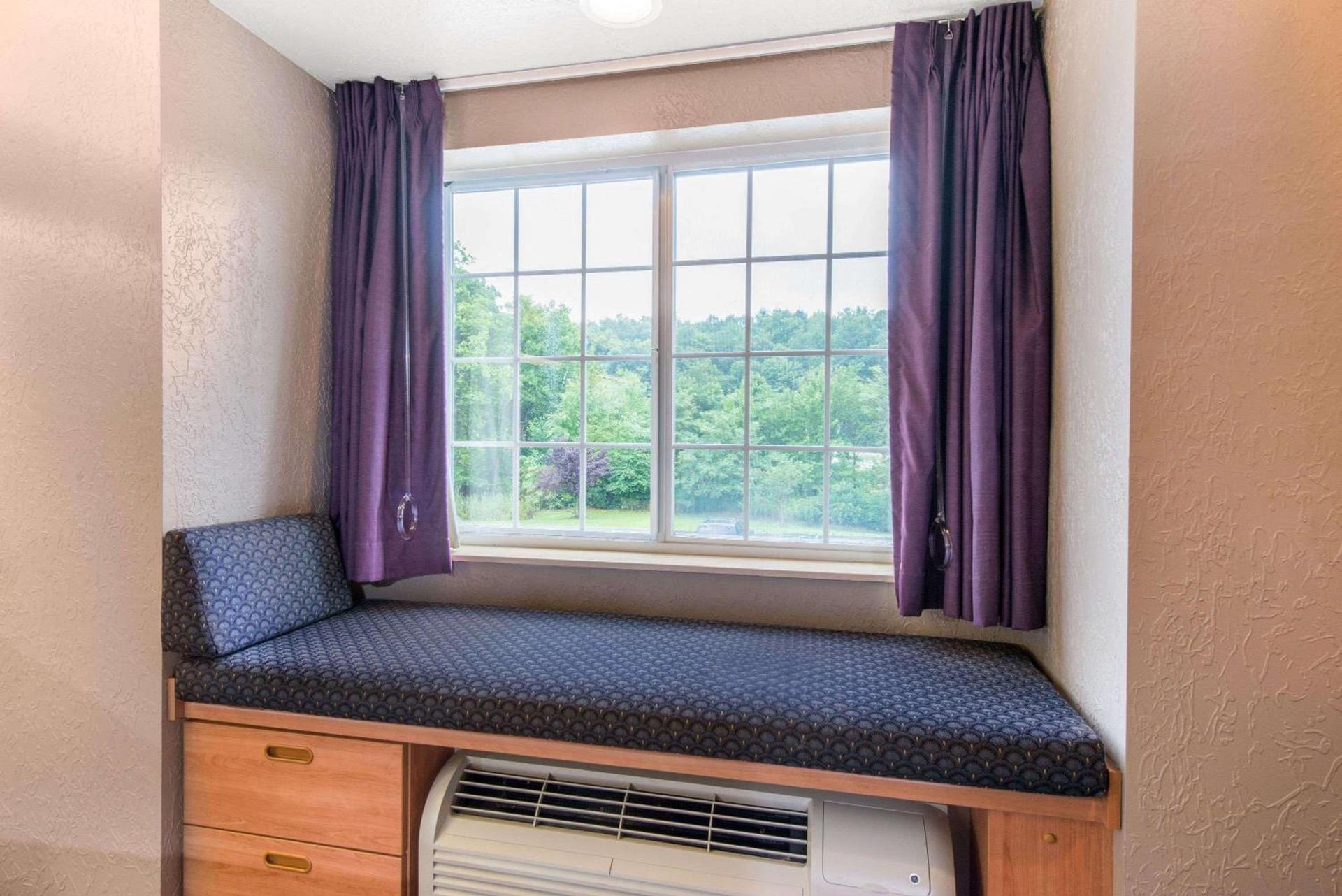 Microtel Inn & Suites by Wyndham Hazelton/Bruceton Mills photo 27
