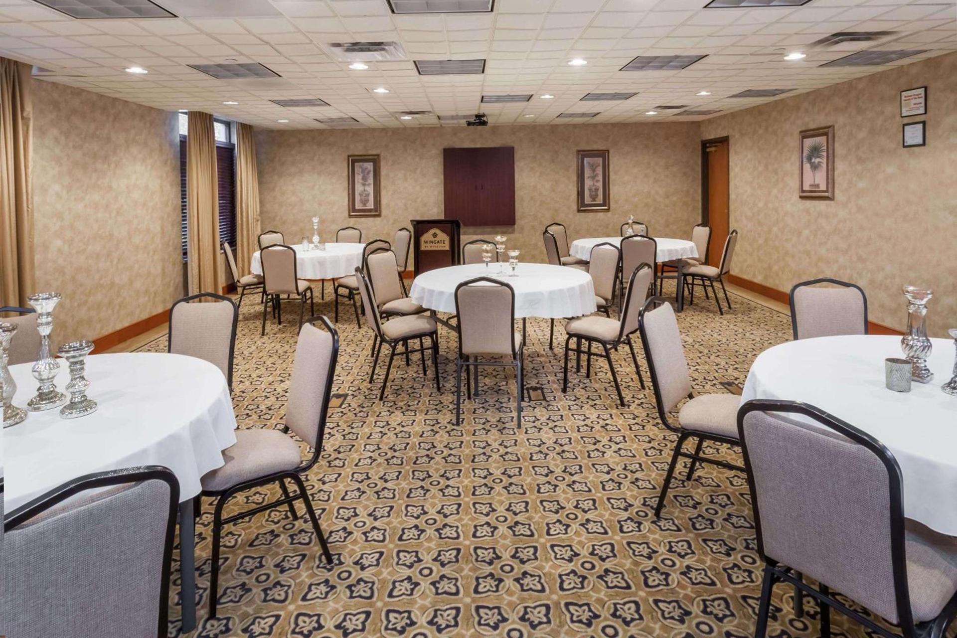Wingate by Wyndham Peoria - Complimentary Area Shuttle photo 29