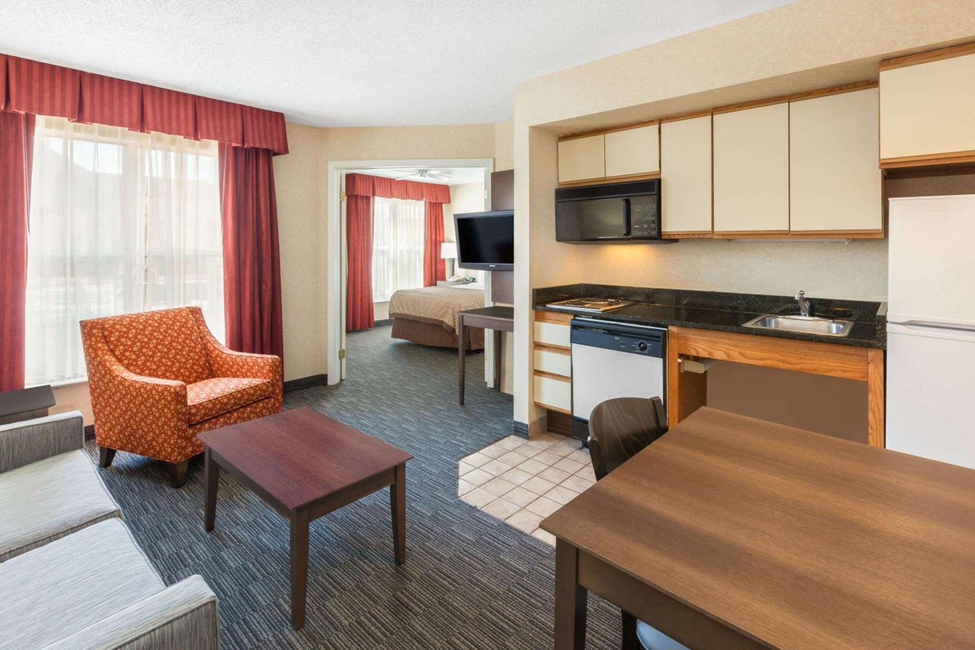 Birch Hill Suites Detroit-Warren photo 6