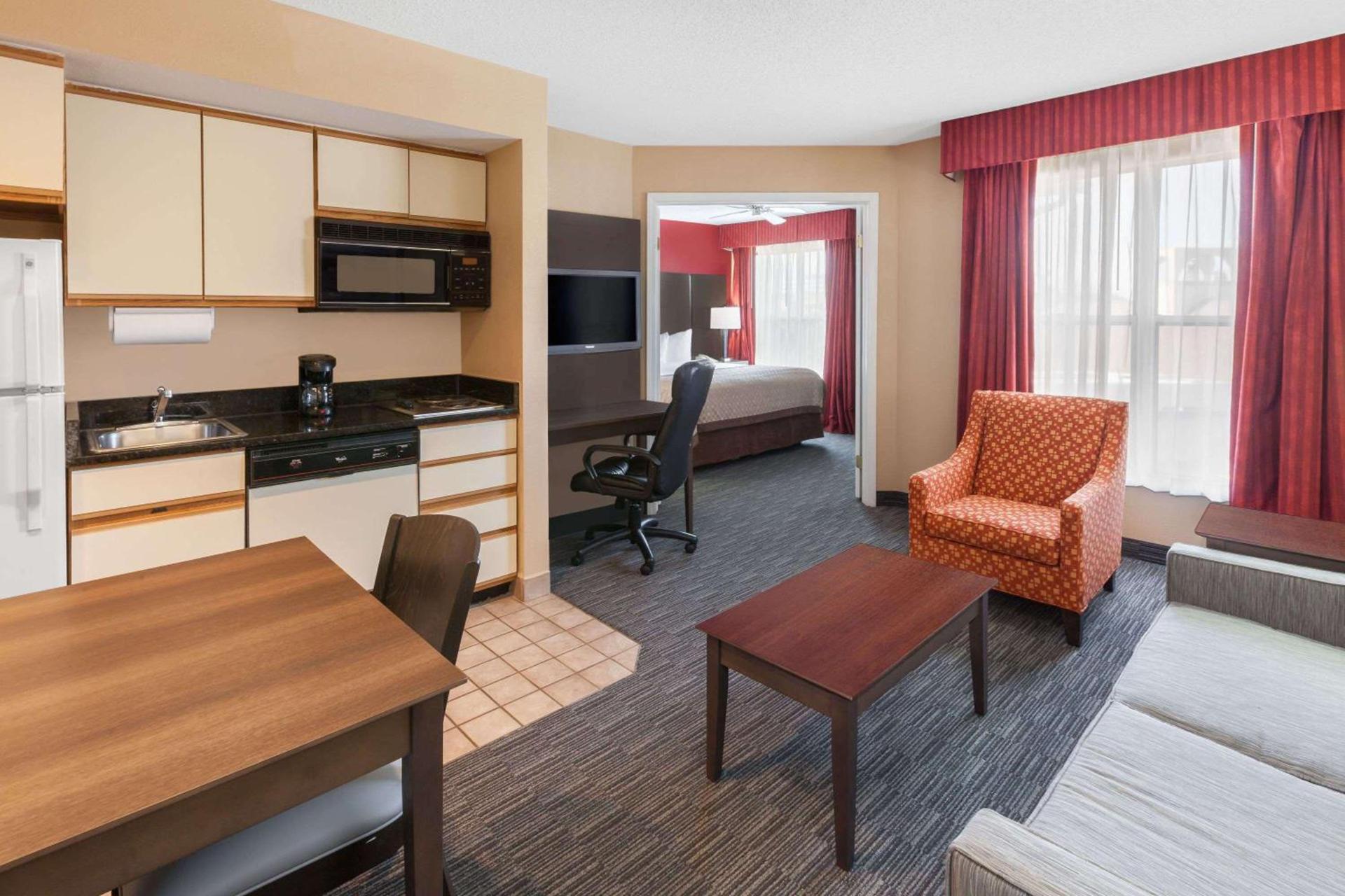 Birch Hill Suites Detroit-Warren photo 9