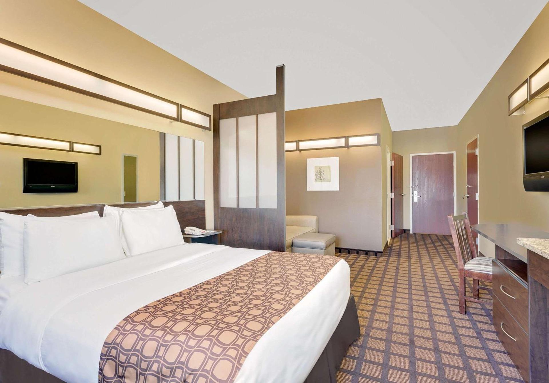 Microtel by Wyndham Perry National Fairground Area I-75 photo 23