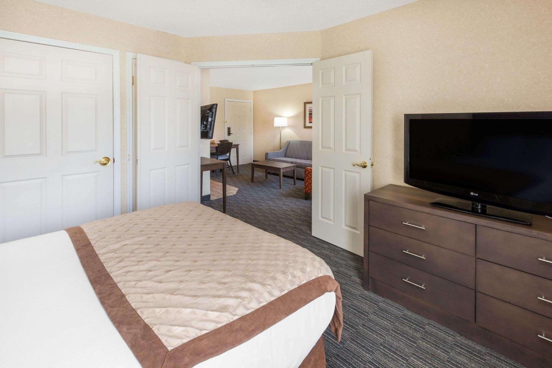 Birch Hill Suites Detroit-Warren photo 5