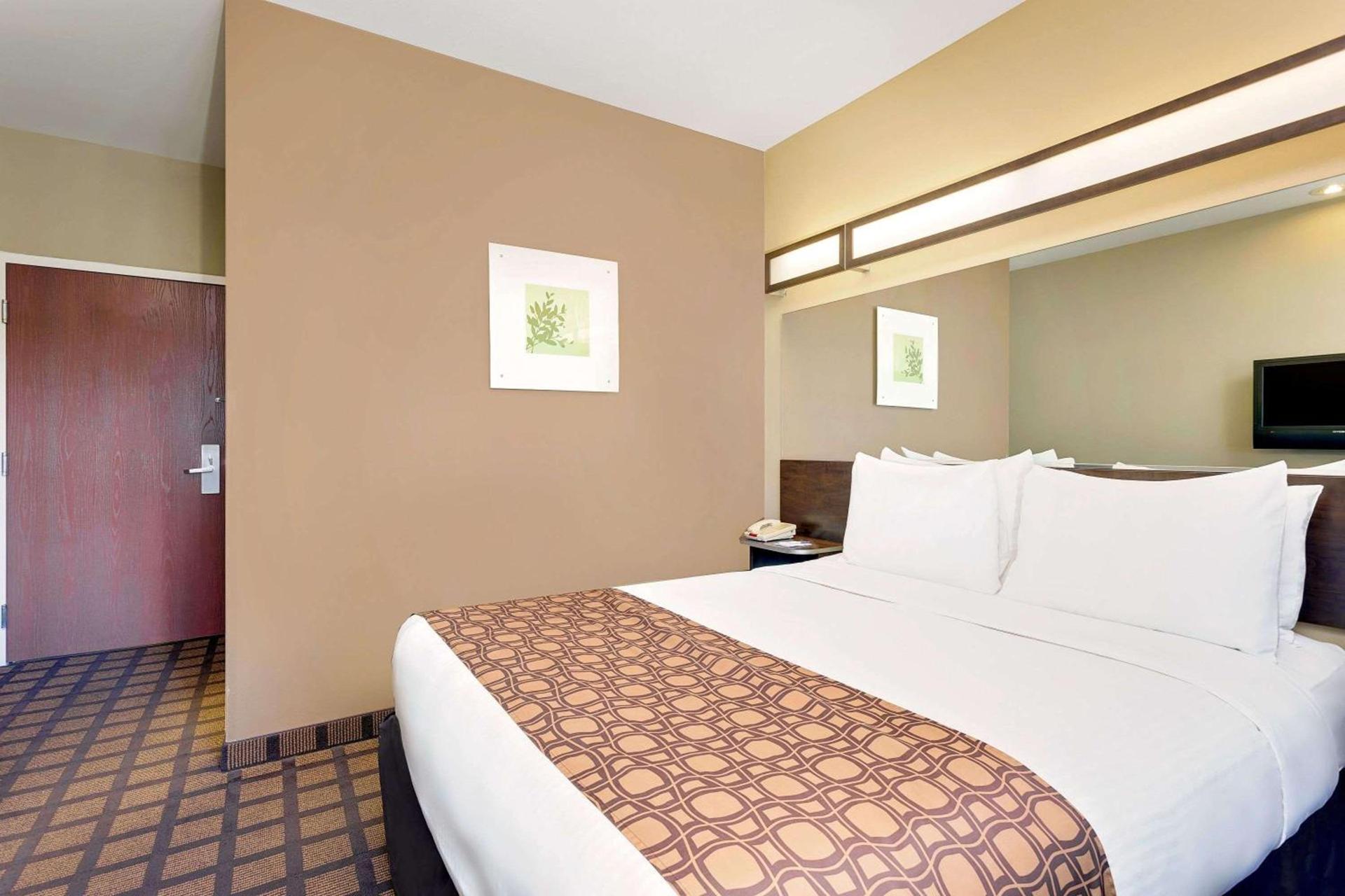 Microtel by Wyndham Perry National Fairground Area I-75 photo 5