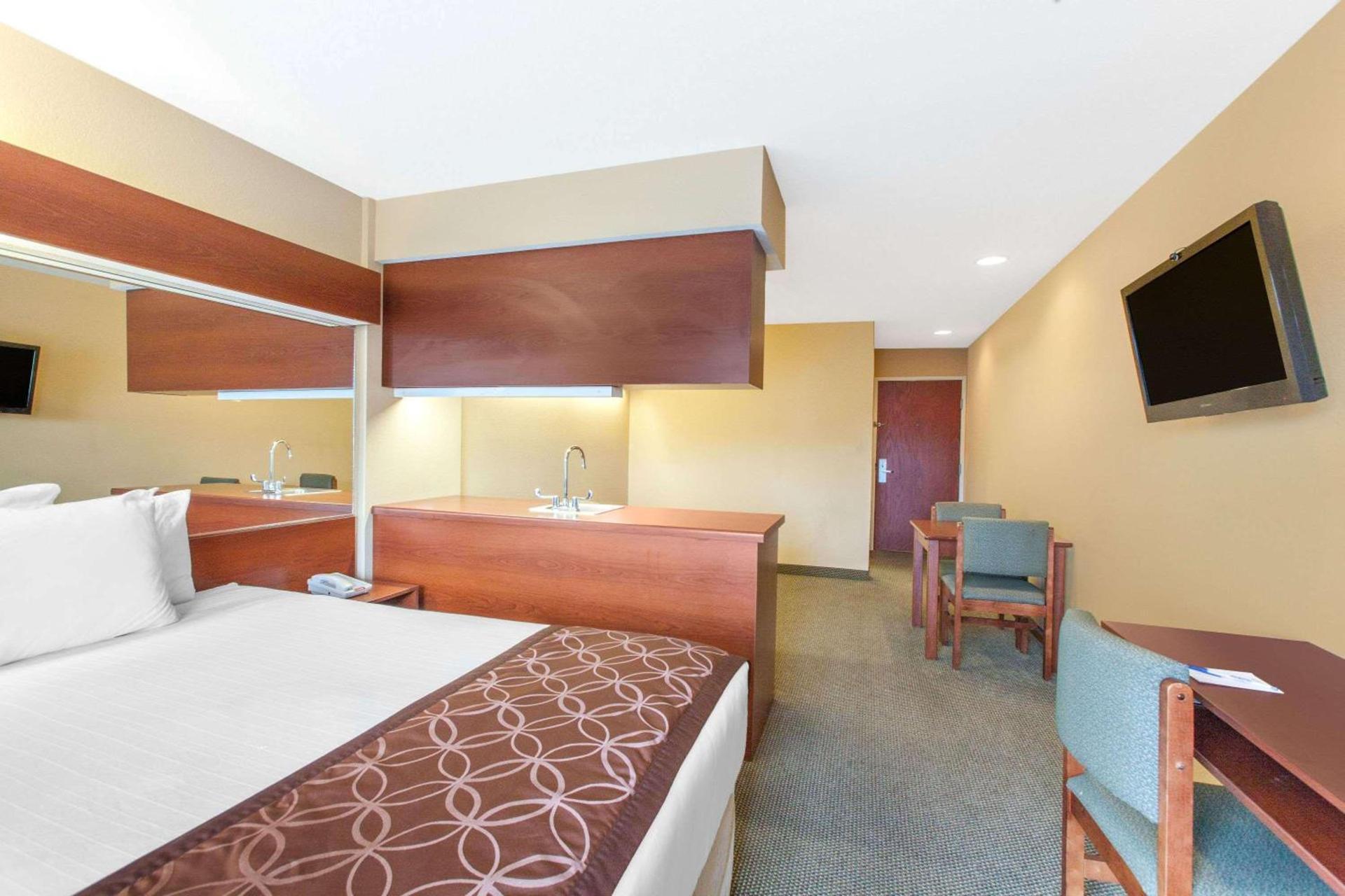Microtel Inn by Wyndham Rogers photo 21