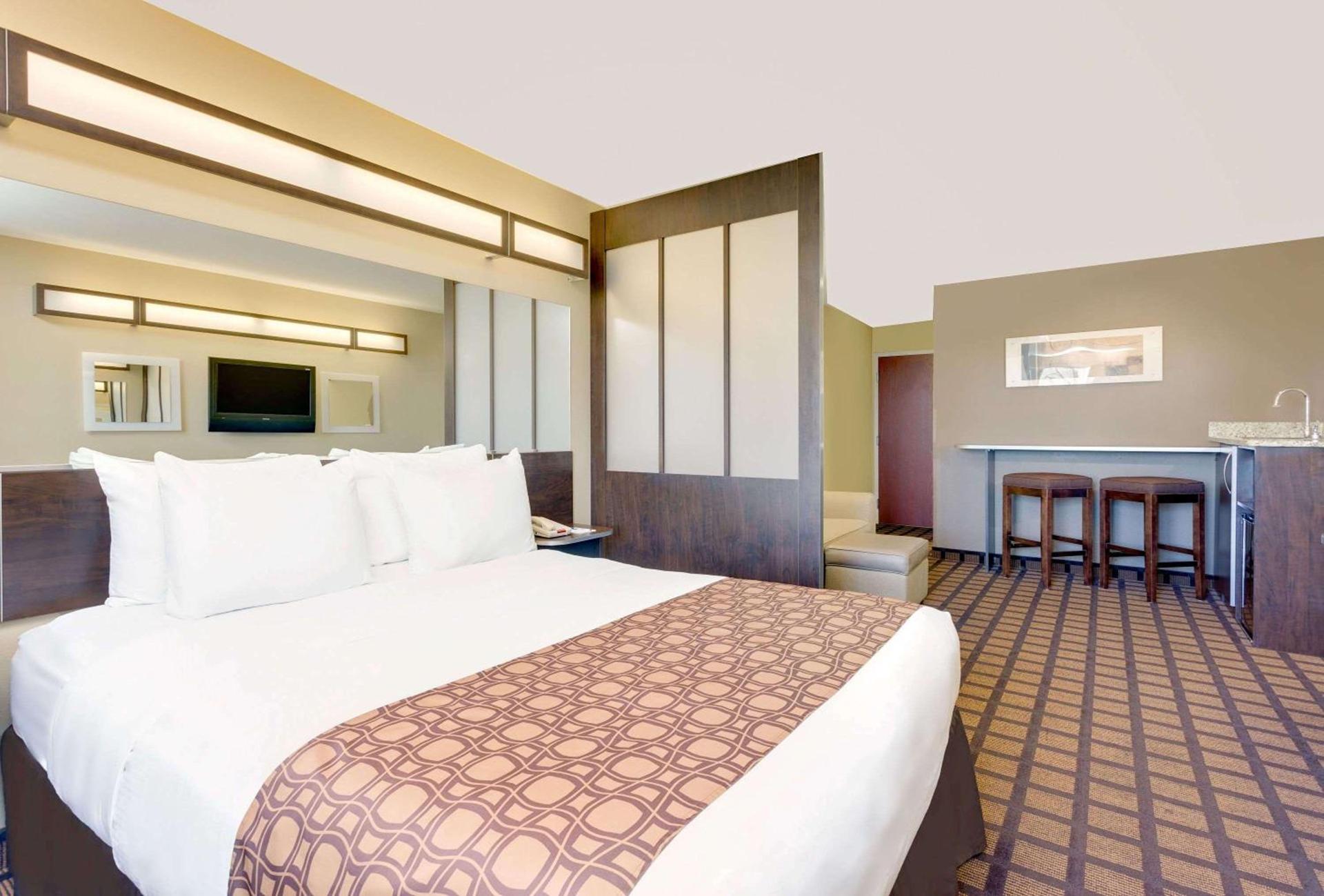 Microtel by Wyndham Perry National Fairground Area I-75 photo 24