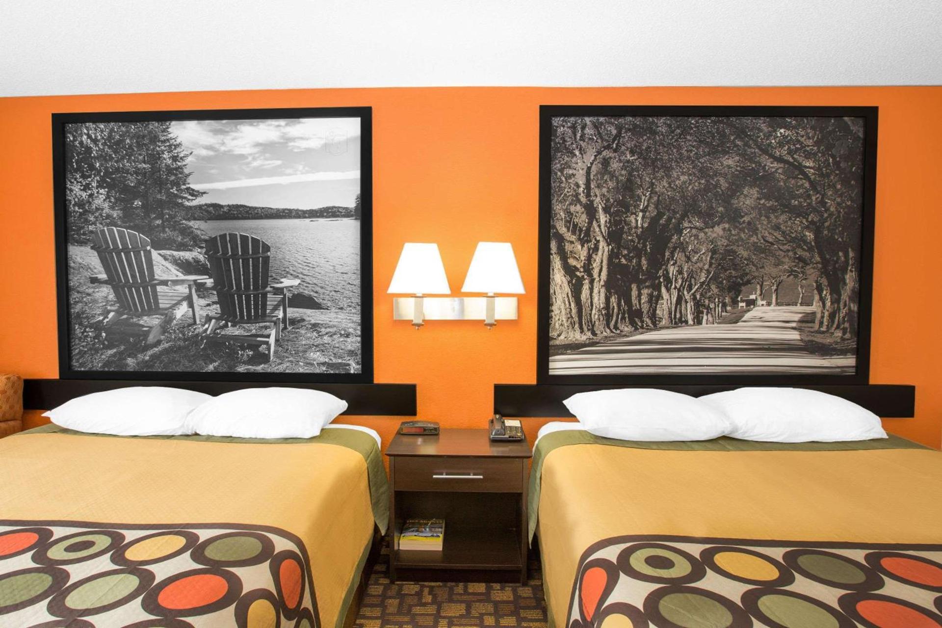 Super 8 by Wyndham Clive IA photo 7