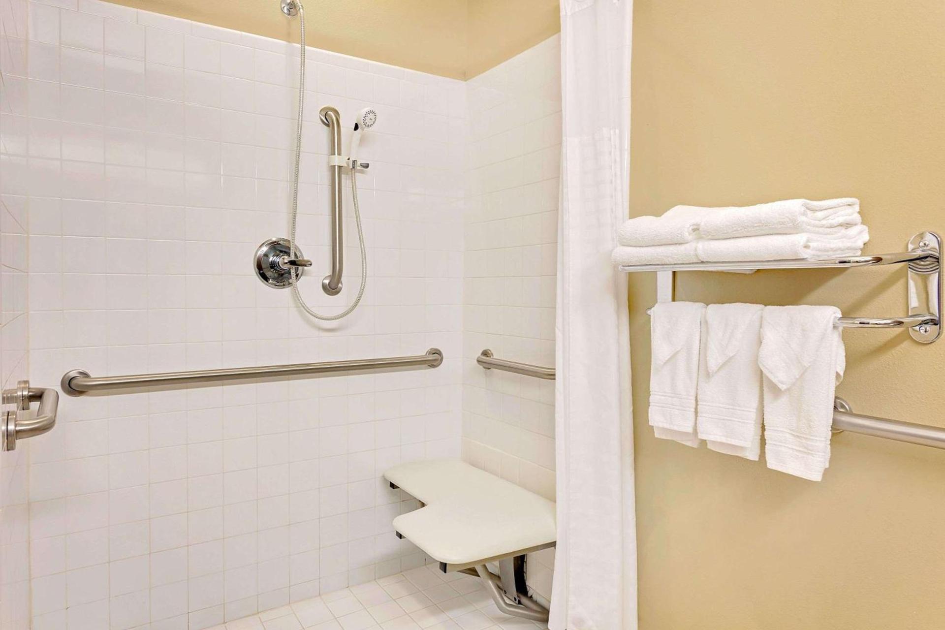 Microtel by Wyndham Perry National Fairground Area I-75 photo 8
