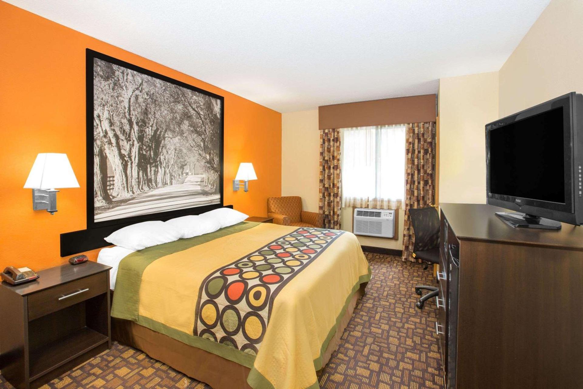 Super 8 by Wyndham Clive IA photo 9
