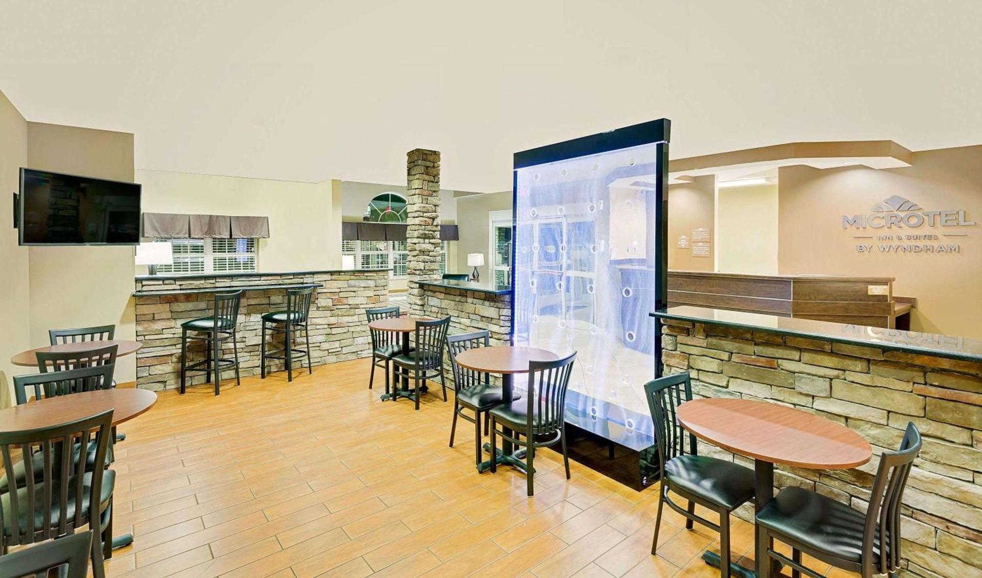Microtel by Wyndham Perry National Fairground Area I-75 photo 3