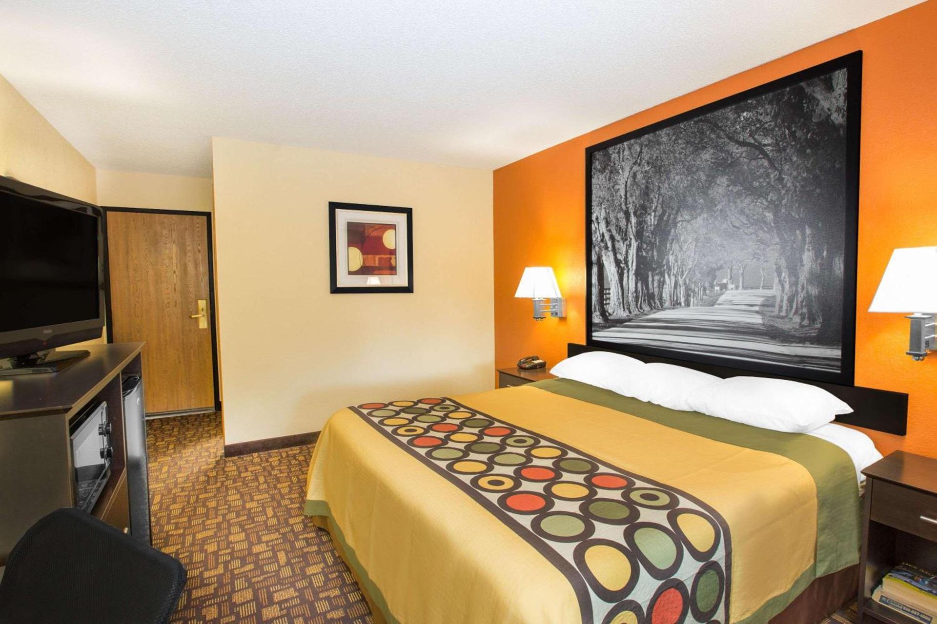Super 8 by Wyndham Clive IA photo 10