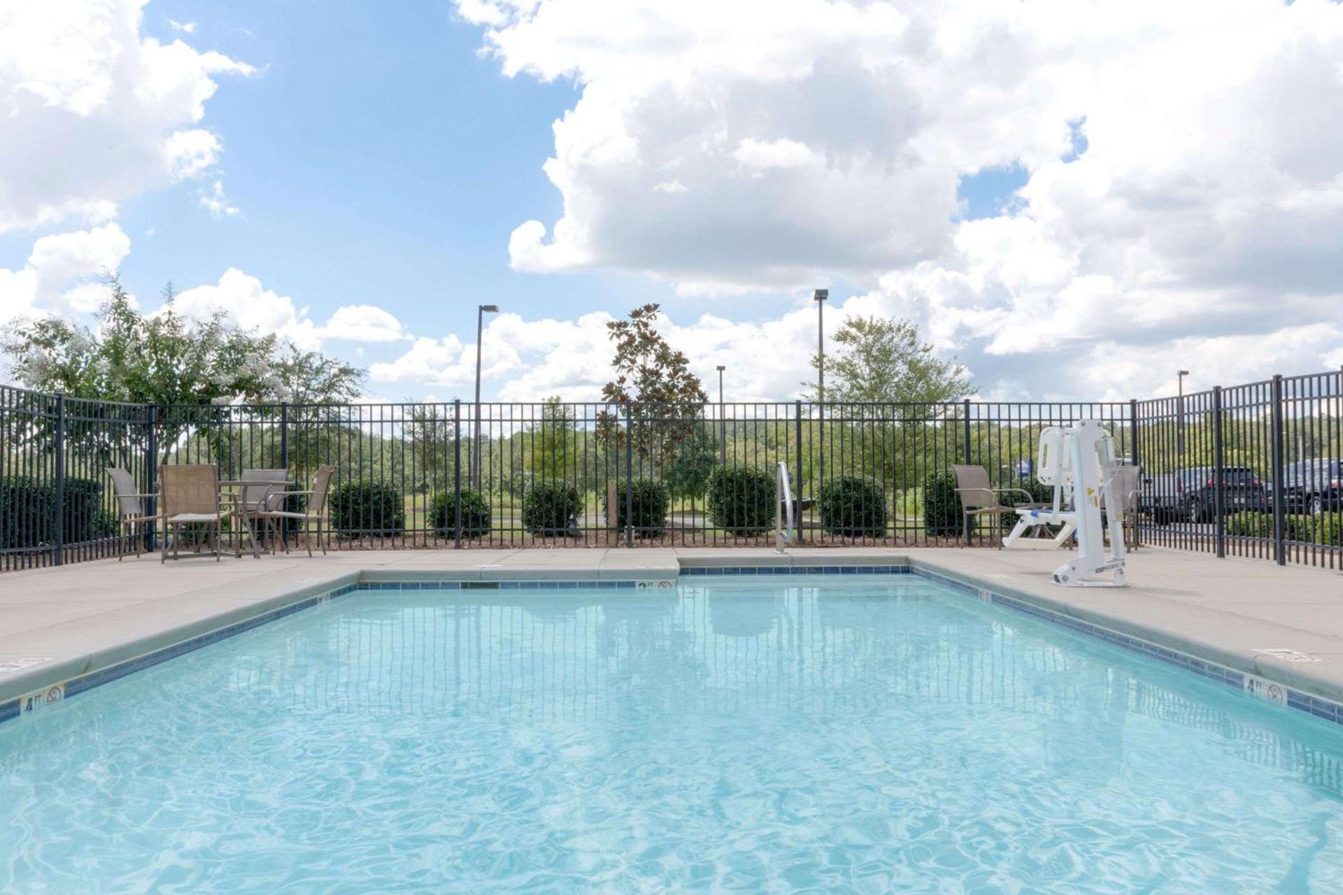 Microtel Inn & Suites by Wyndham Ozark photo 32