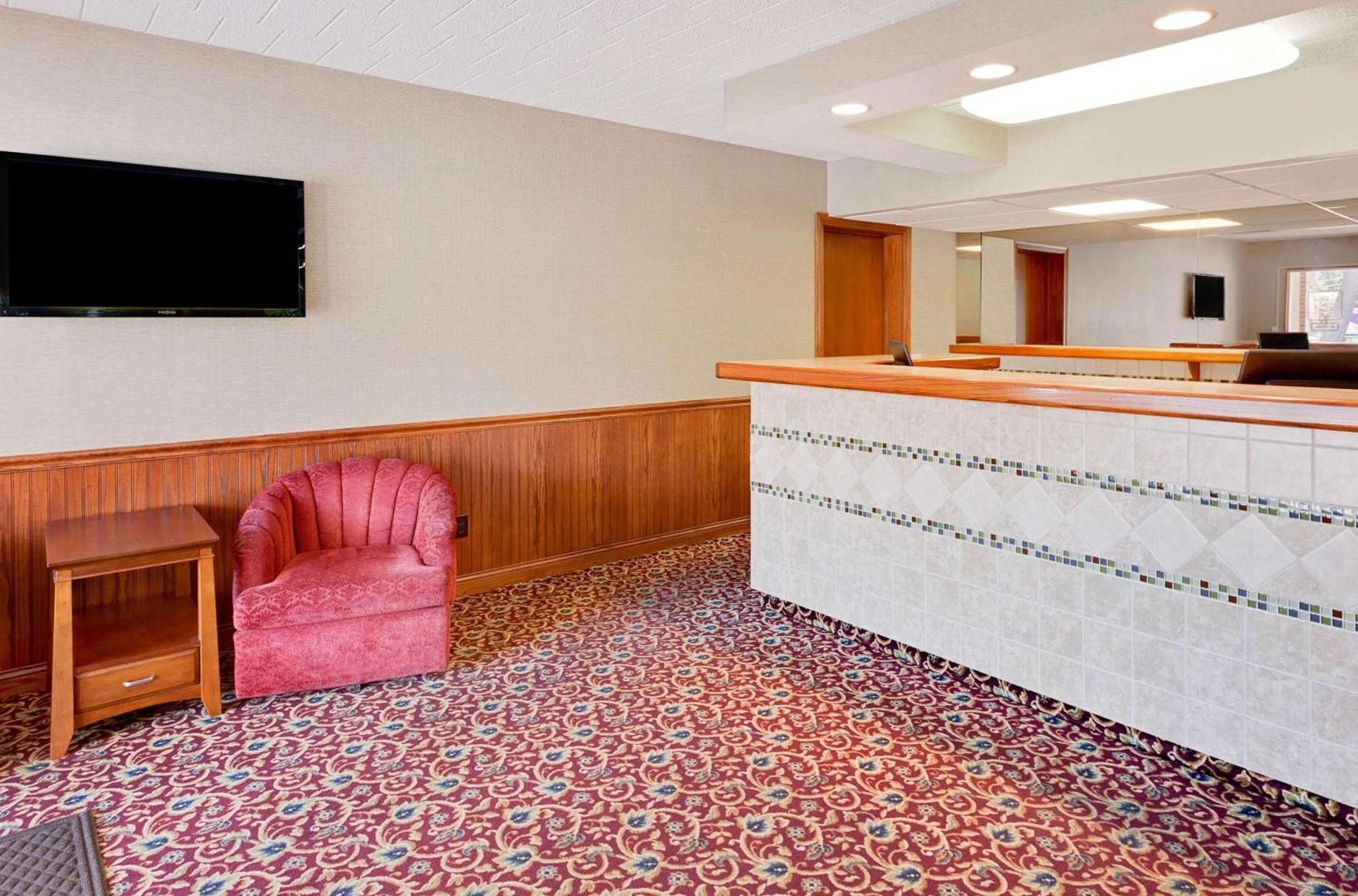 Super 8 by Wyndham Traverse City photo 21